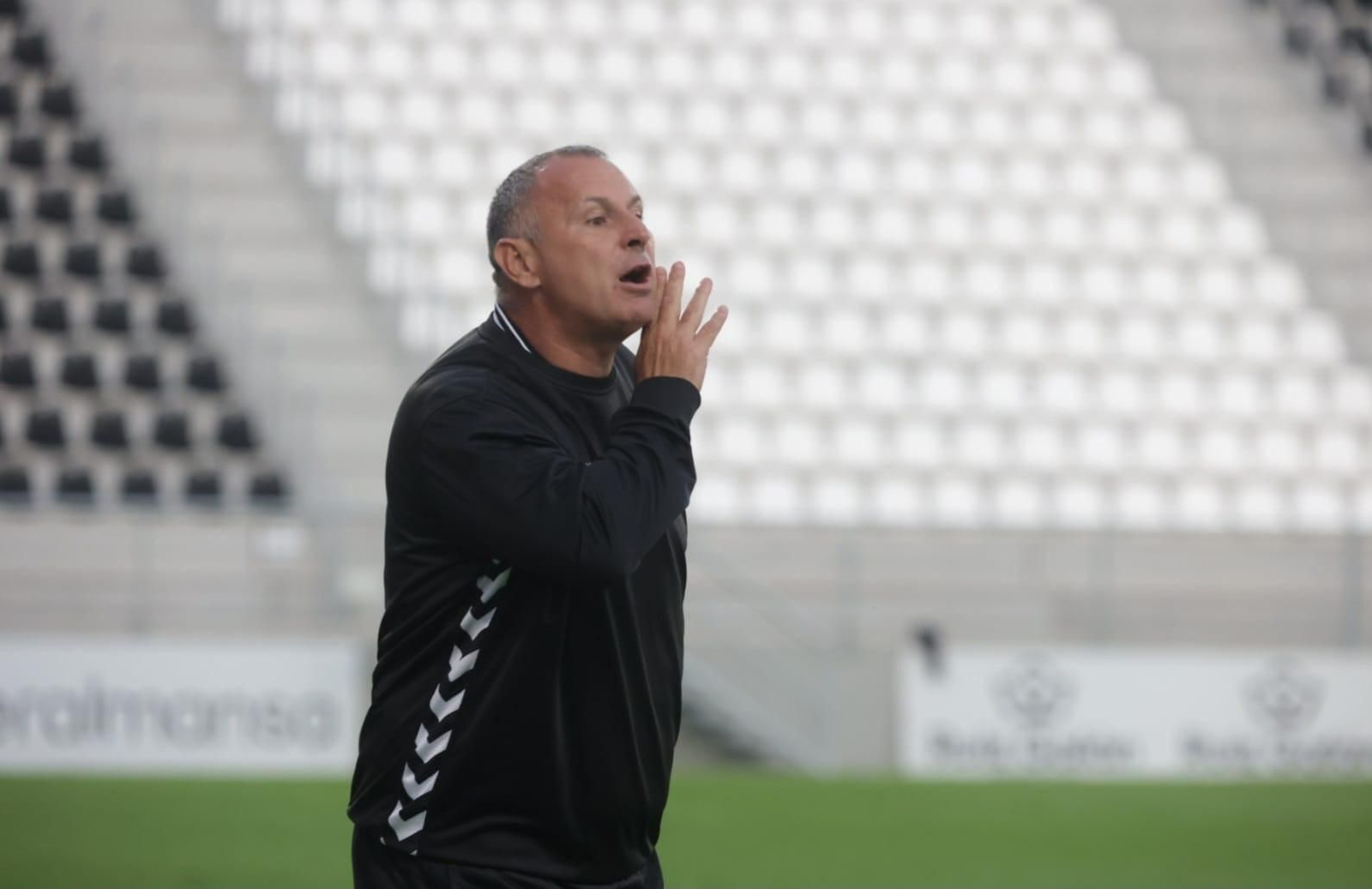 Javi Moreno da instrucciones a sus jugadores en un partido en el Ciudad de La Línea.