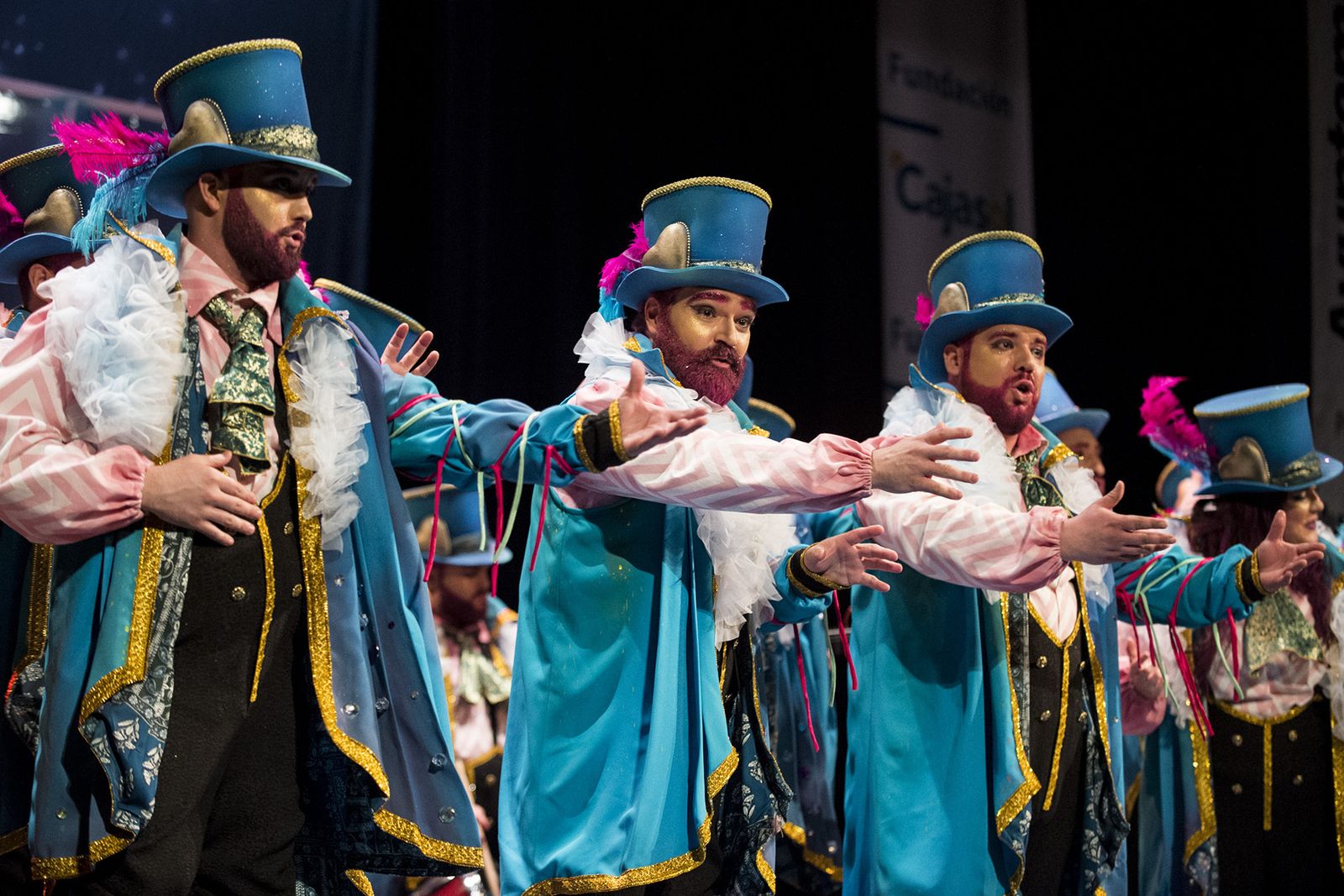 La comparsa Los Soñadores y la chirigota Son frescas de la bahía, en el Falla