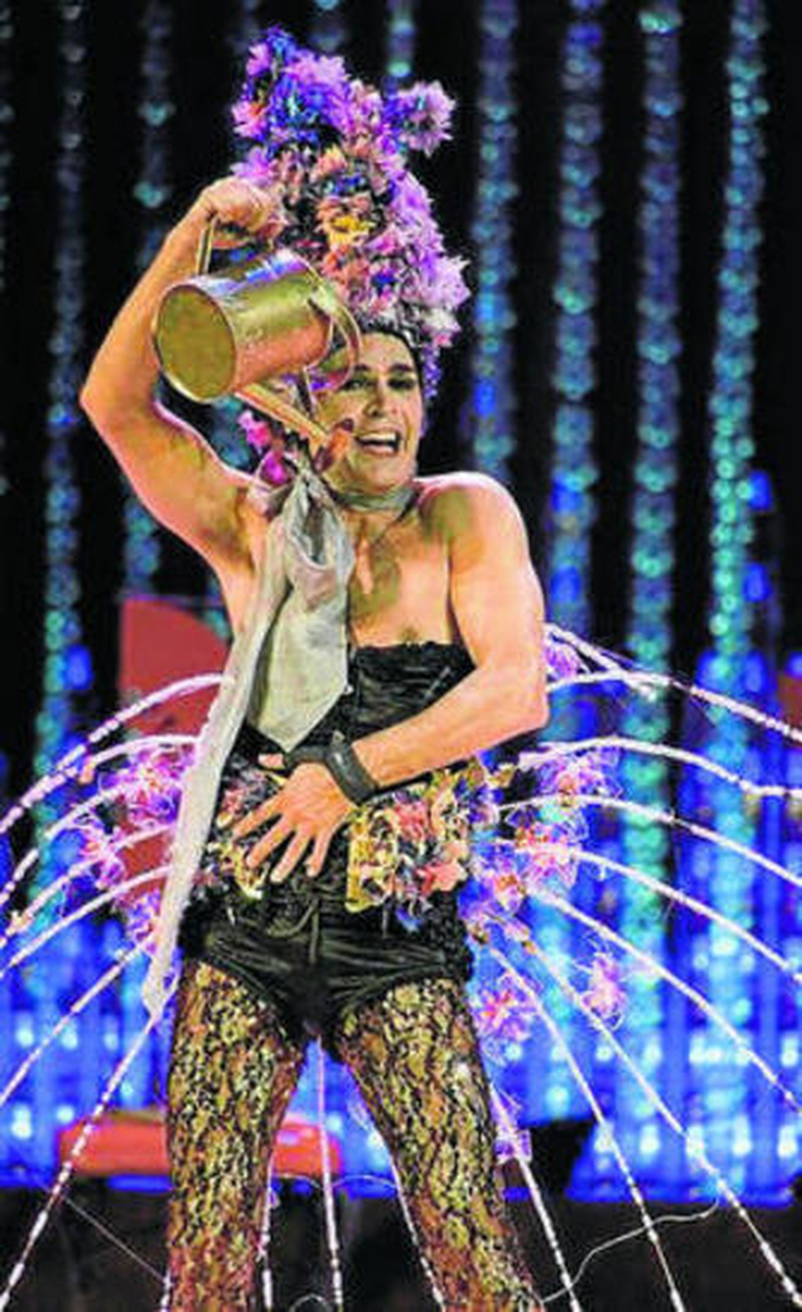 Juan Ribó, regadera en mano.