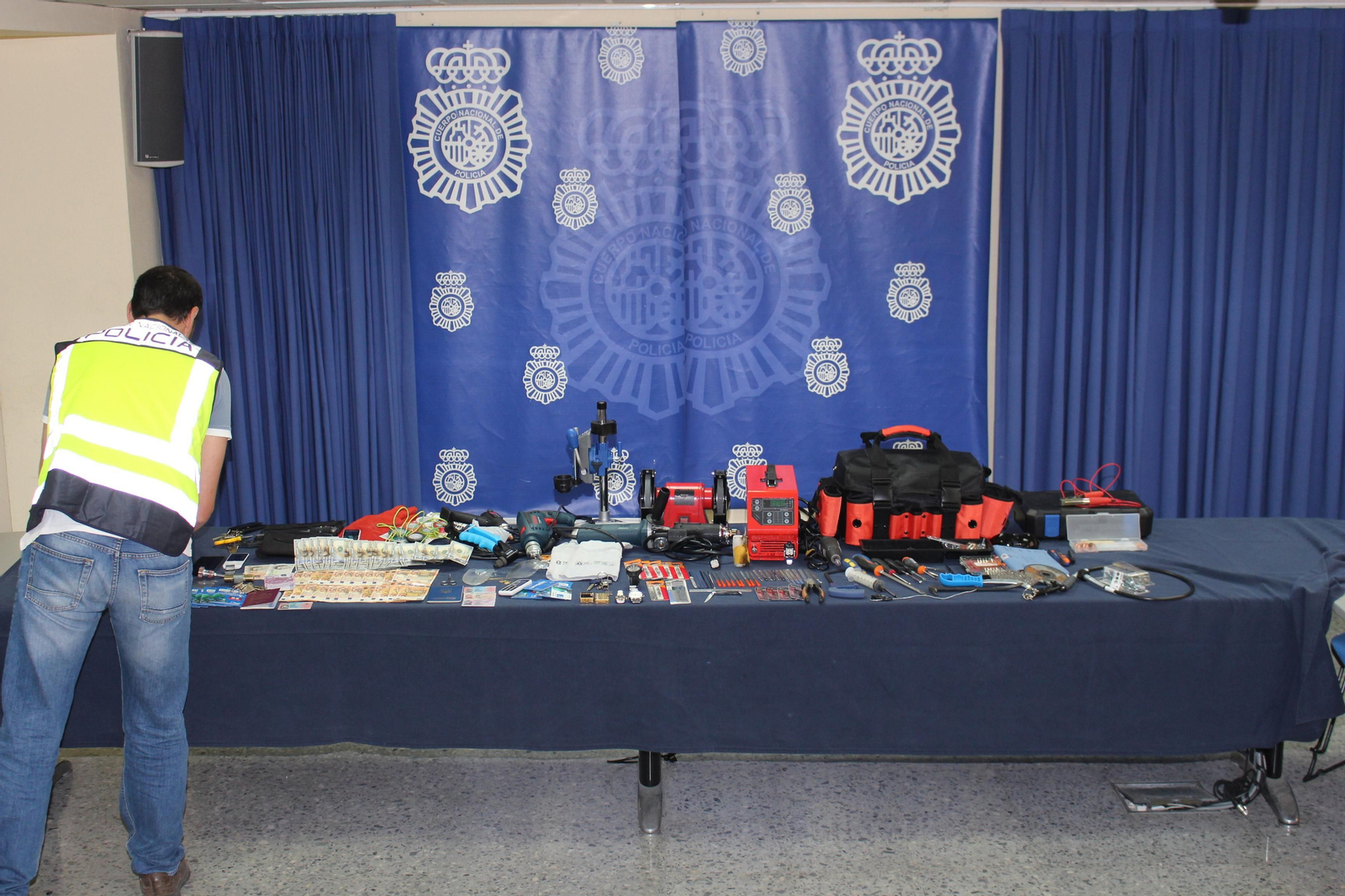 Las herramientas intervenidas a los dos detenidos.