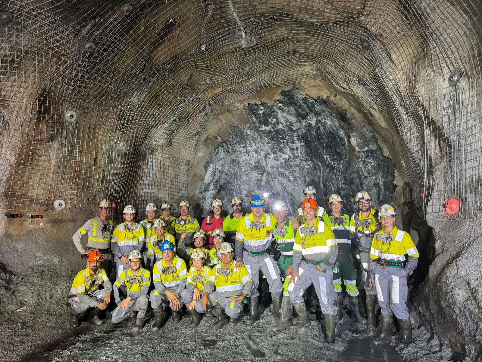 Operarios de Sandfire Matsa que han participado en la primera voladura en La Calañesa.