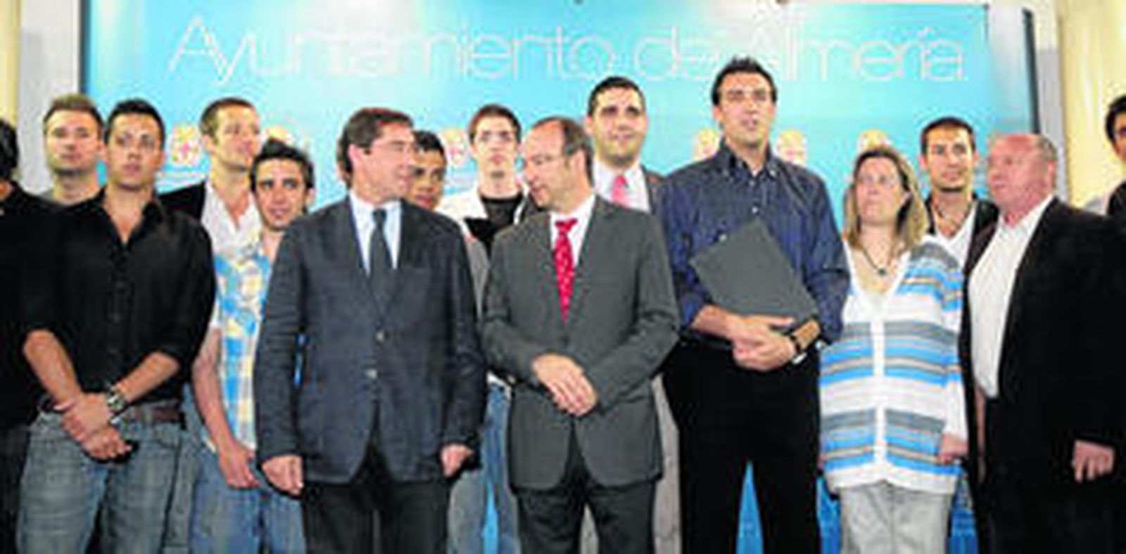 Los componentes del equipo nacional, entre los que se encuentra el almeriense Sergio Baldrés, ayer en el CAMA.