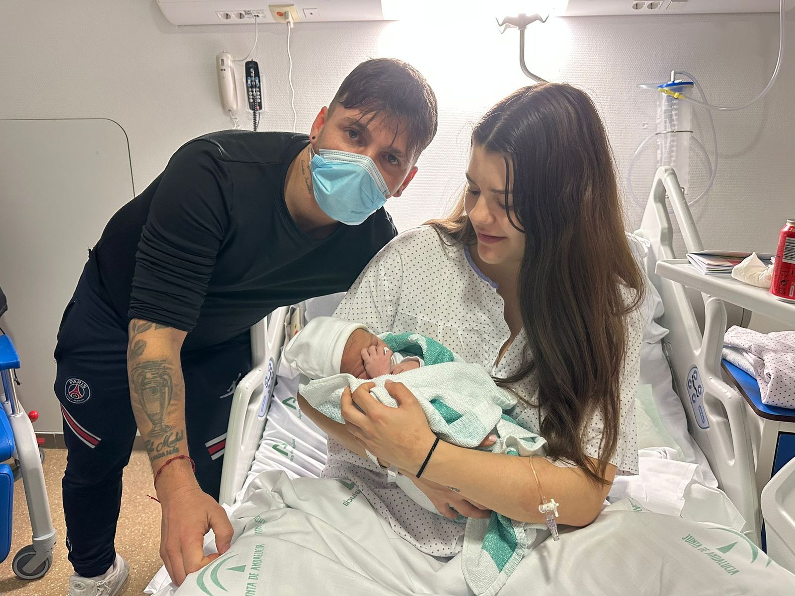 Naima en el hospital junto a sus padres, María y Francisco José