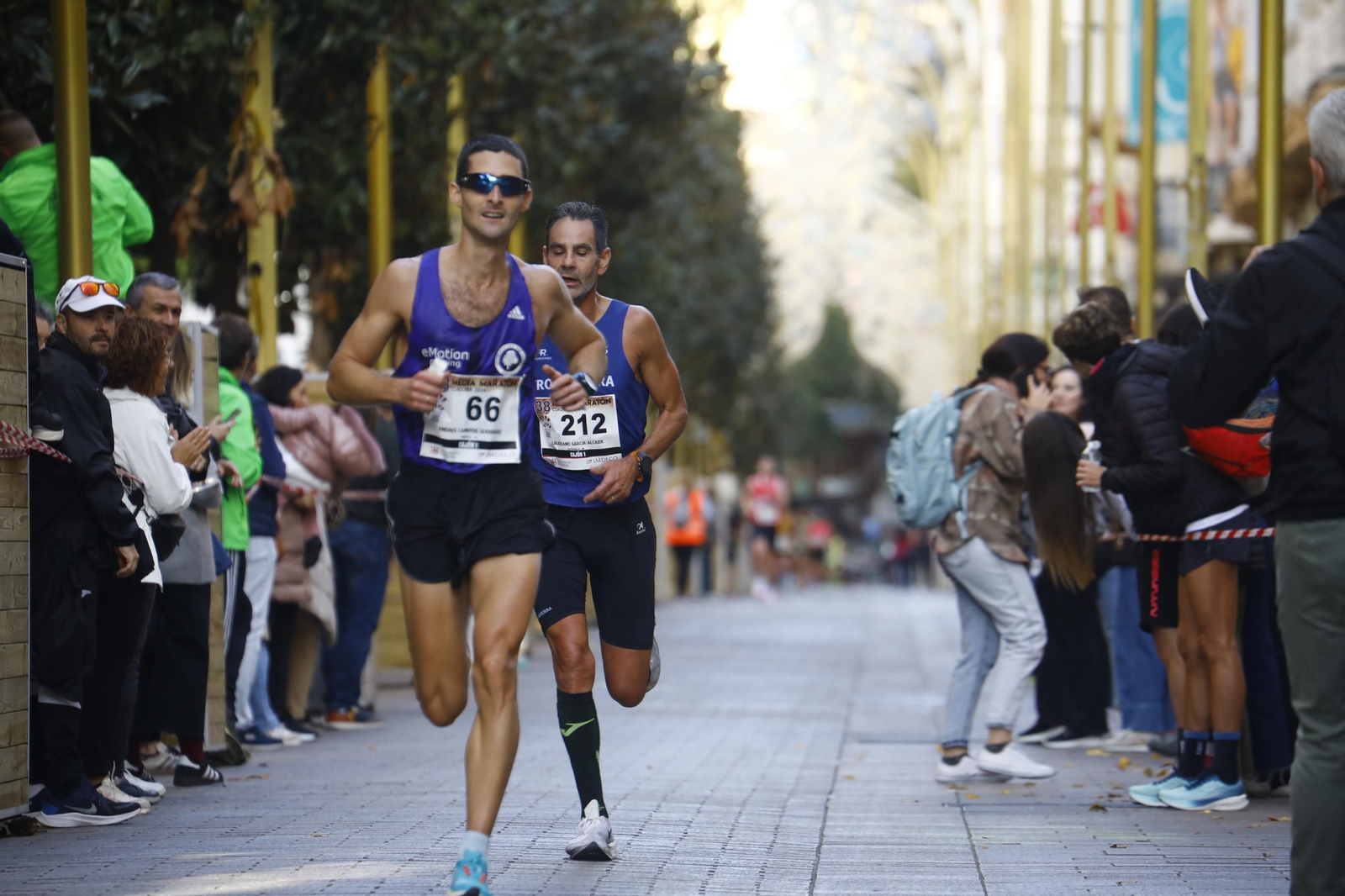 La gloria de cruzar la Puerta del Puente: las fotos de la línea de meta de la Media Maratón de Córdoba 2024