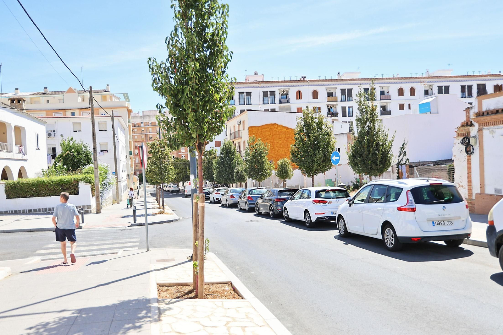 Hilera de vehículos en Huelva.
