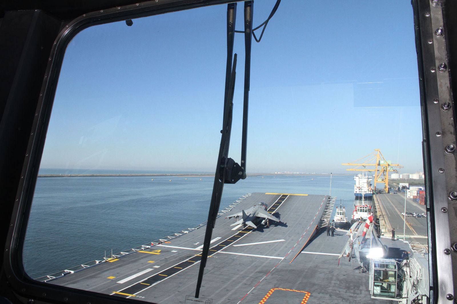 Imágenes de las primeras horas del portaaviones "Juan Carlos I" en el puerto de Huelva, durante su visita este fin de semana