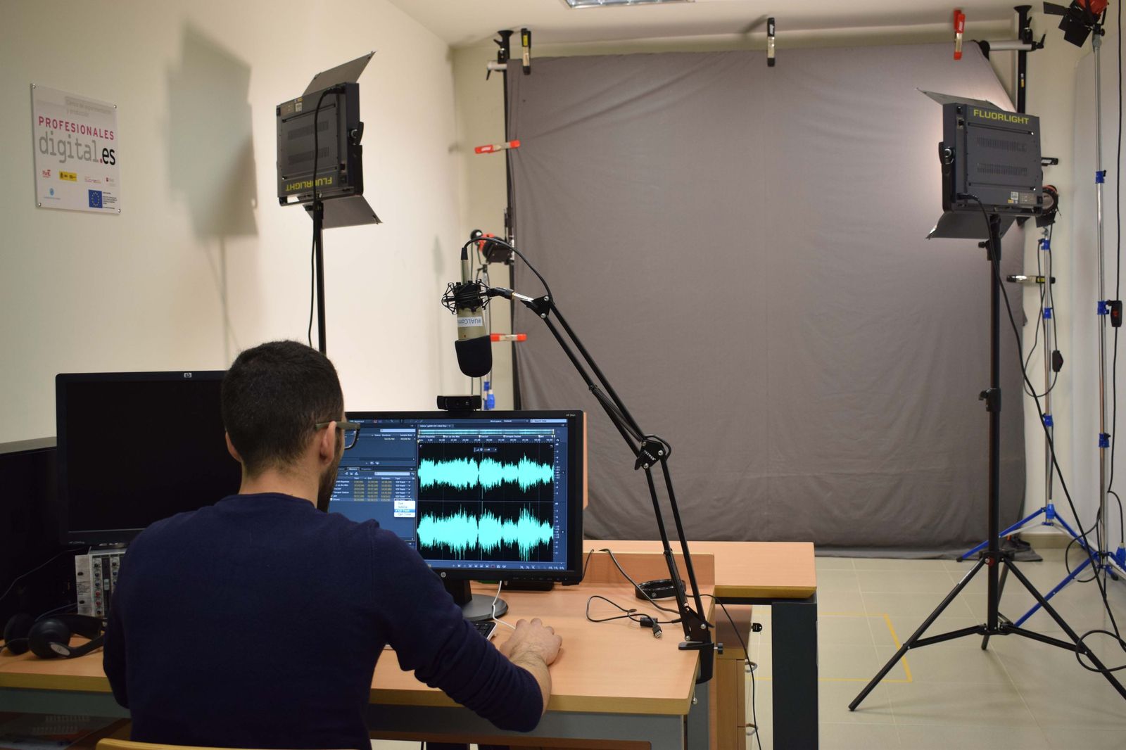 Un alumno de la UAL utiliza el sistema telemático de la Universidad.