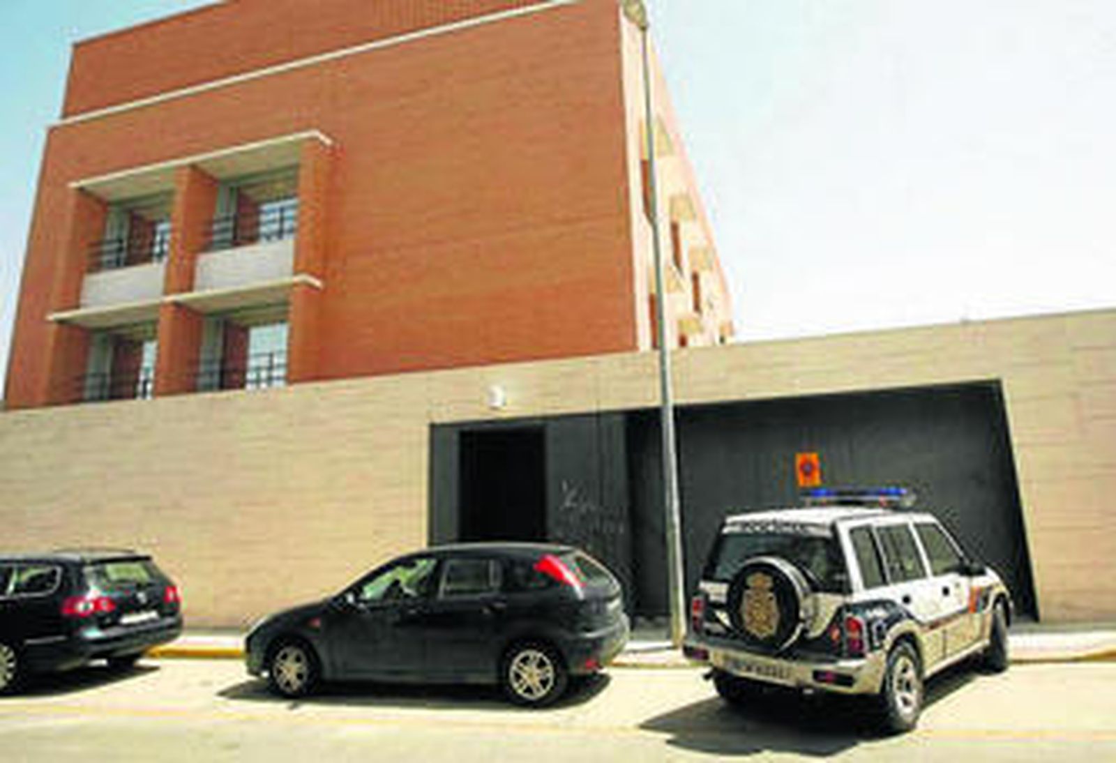 La Policía  trasladó ayer a Raquel al Juzgado de Sanlúcar.