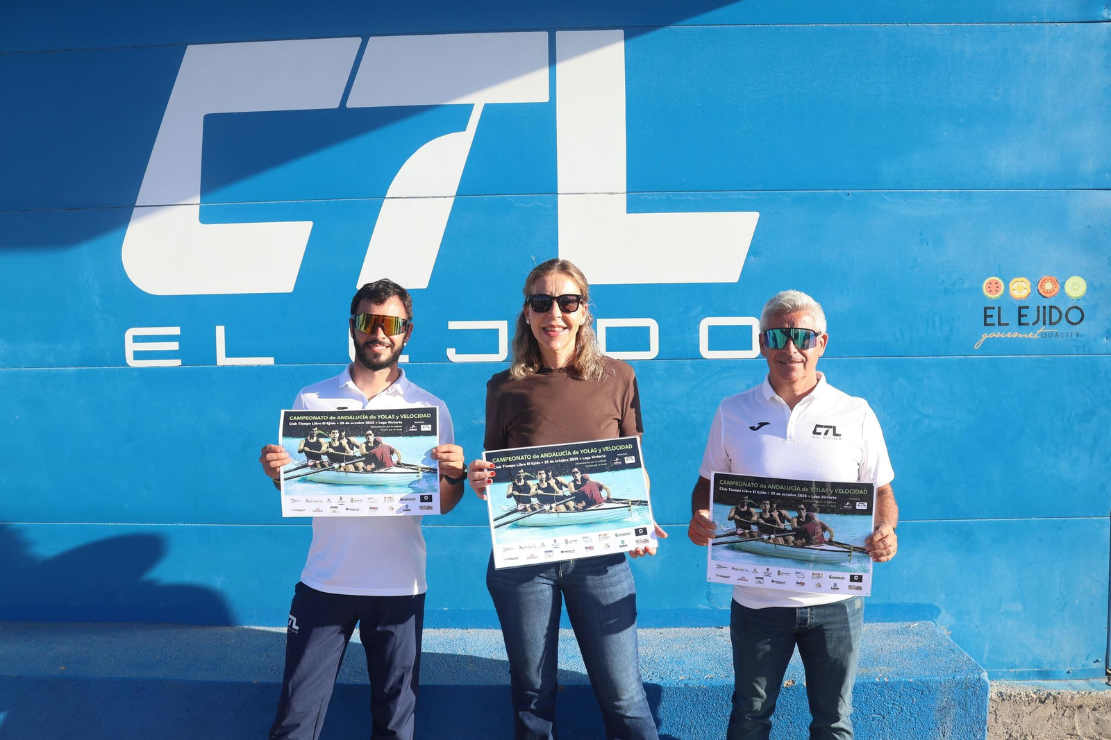 La concejal de Deportes de El Ejido y los represantes del club organizado muestran el cartel del campeonato.