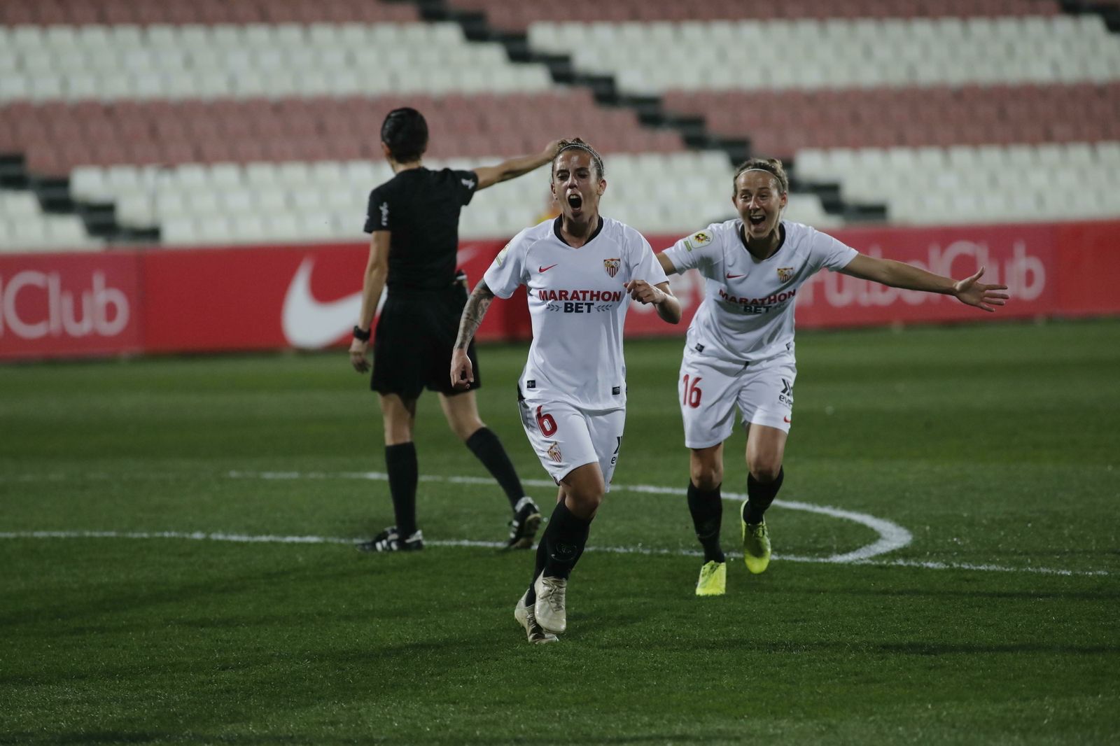 La sevillista Nagore Calderón celebra su gol, el primero para las locales.