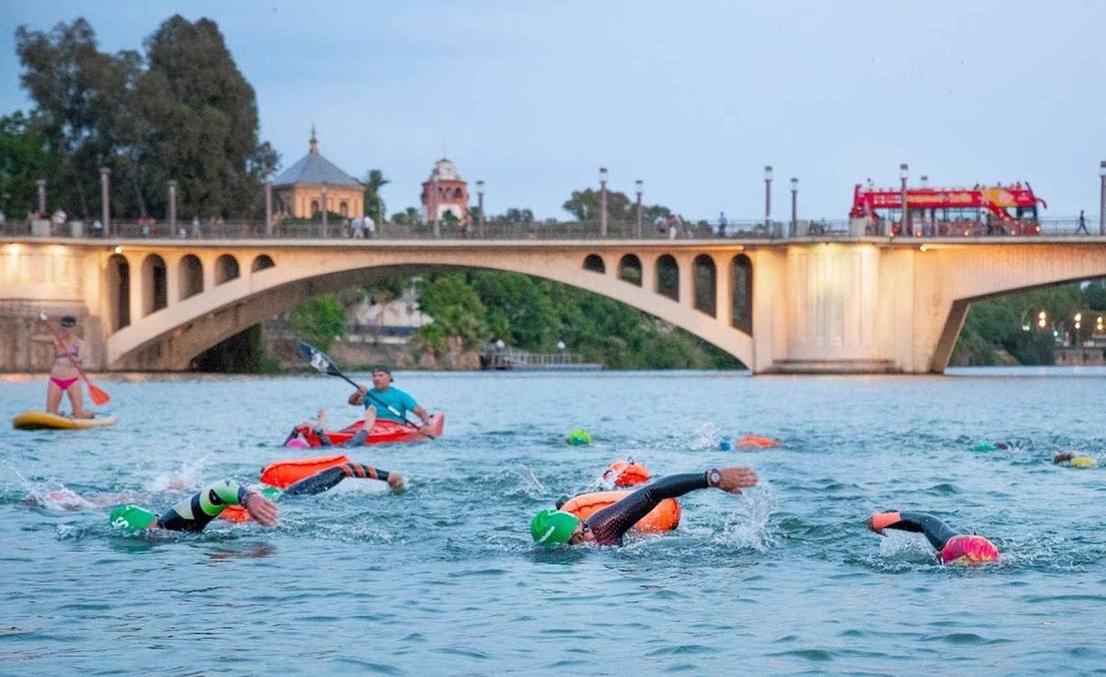 Triatlón a lo largo del Guadalquivir a beneficio de la Fundación Vicente Ferrer