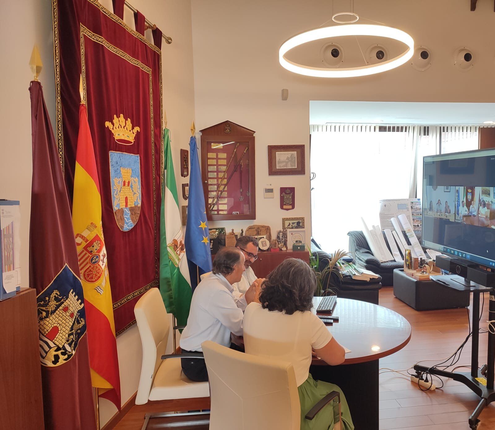 El alcalde de Chiclana, José María Román, y los concejales María José Batista y Fede Díaz, durante el encuentro telemático con representantes del Ayuntamiento de Astillero, en Cantabria.