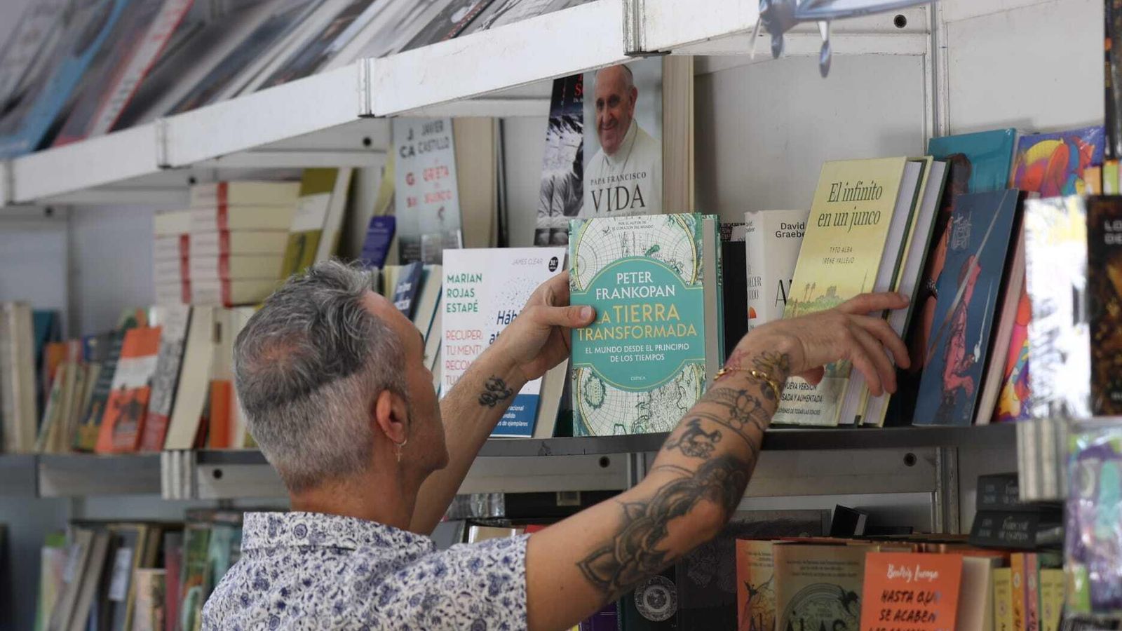 Un librero colocando dos manuscritos. Un librero colocando dos manuscritos.