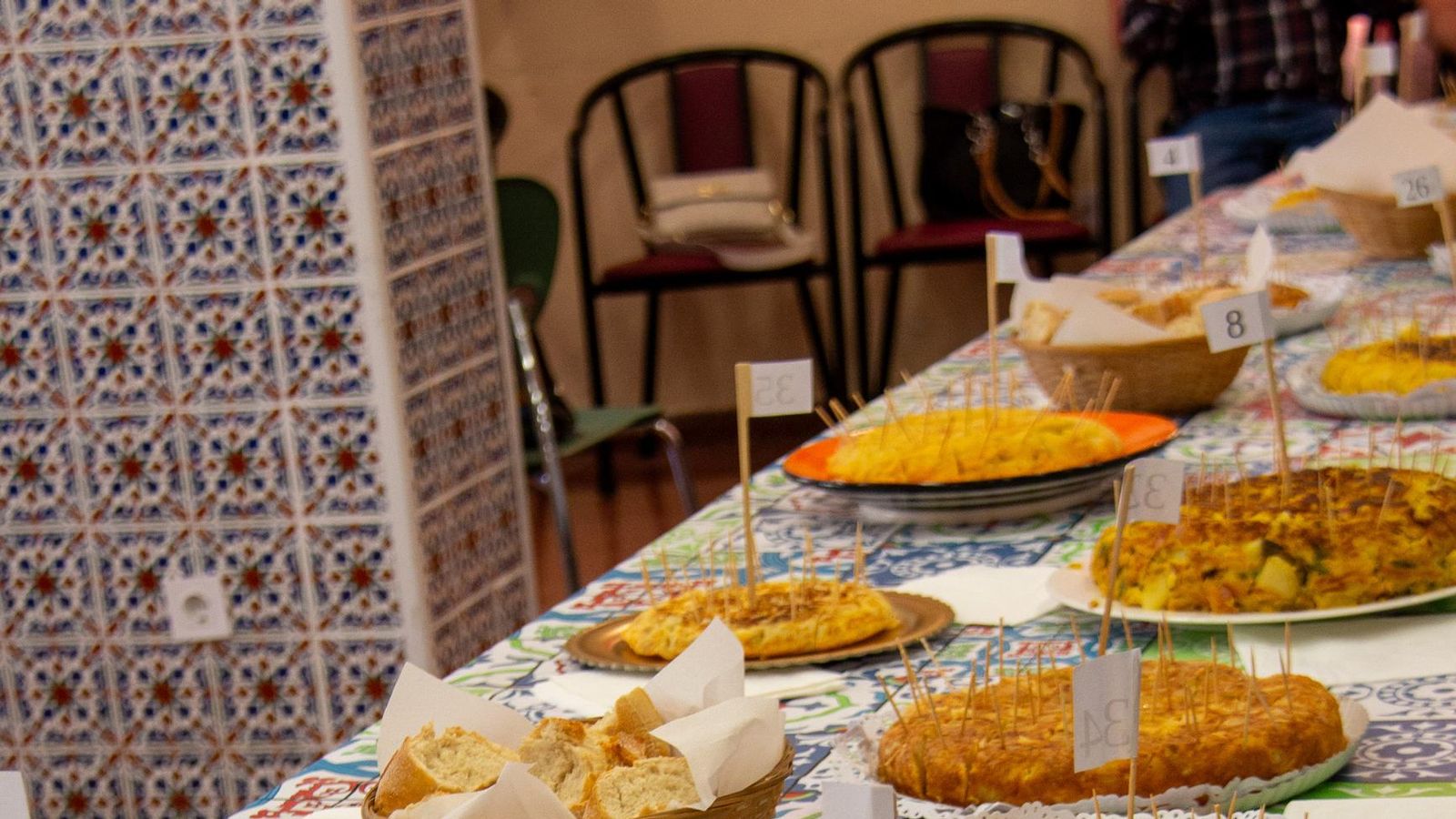 Concurso de tortilla de patatas en el centro de participacion activa de Motril