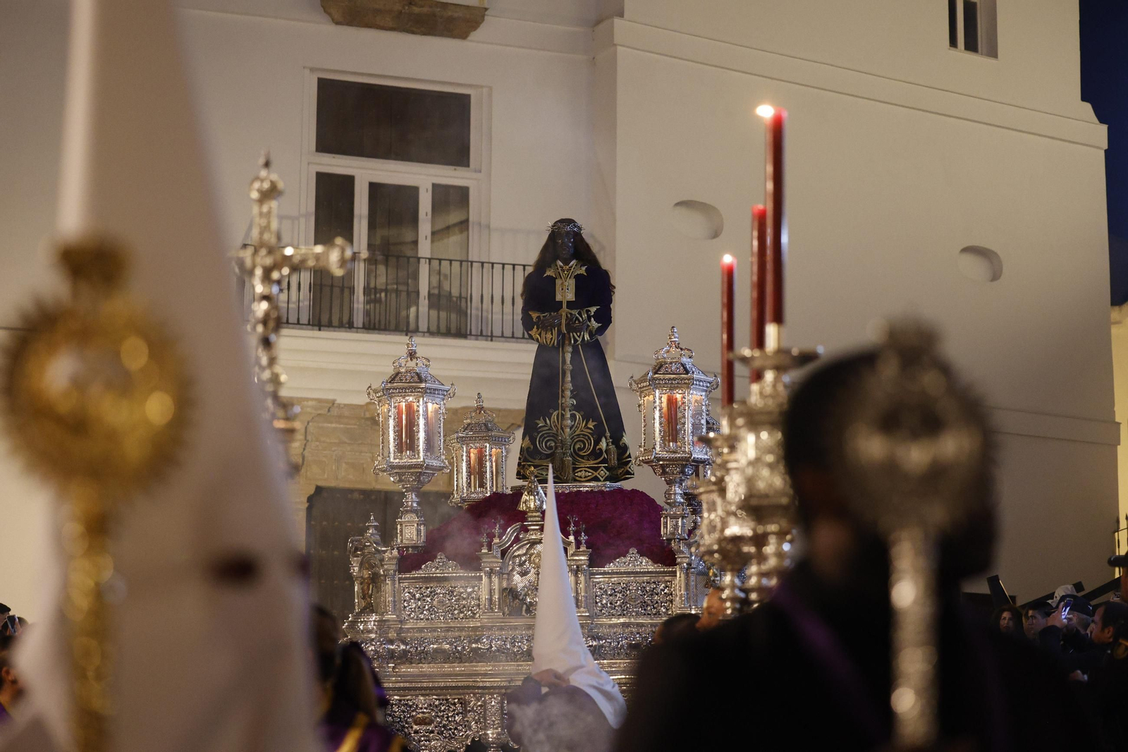 Imágenes de la salida de Medinaceli en la Semana Santa de Cádiz 2025