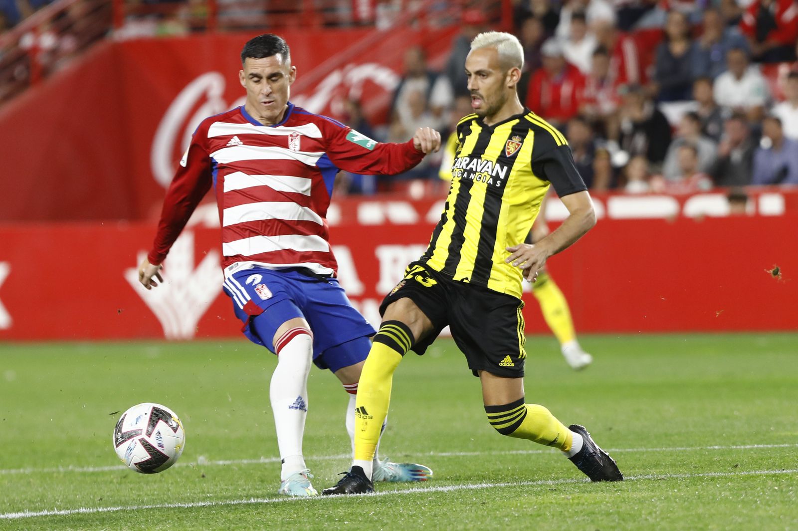 Callejón trata de cortar el balón en el partido ante el Zaragoza