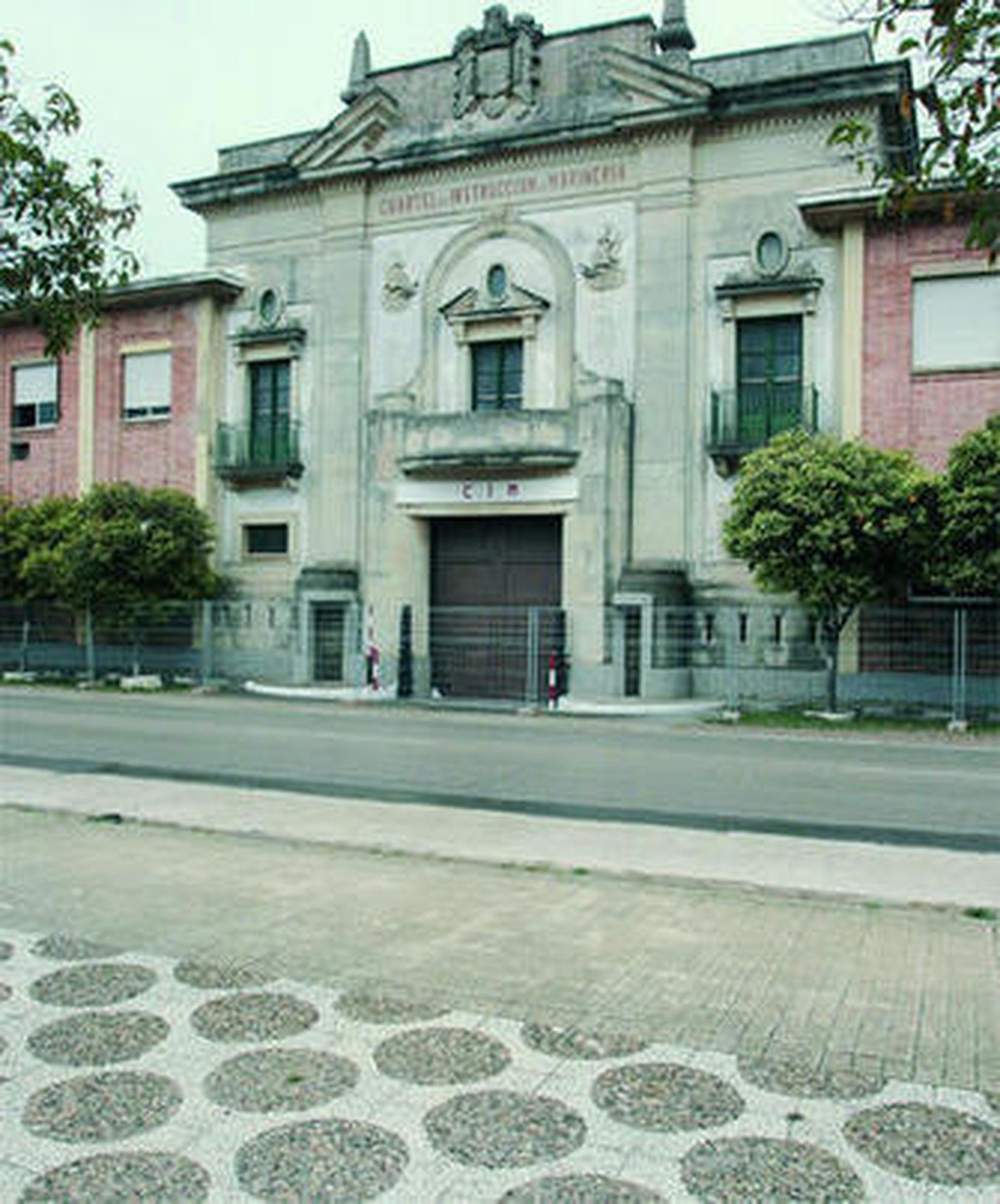 Fachada principal del edificio noble del antiguo Cuartel de Instrucción de Marinería.