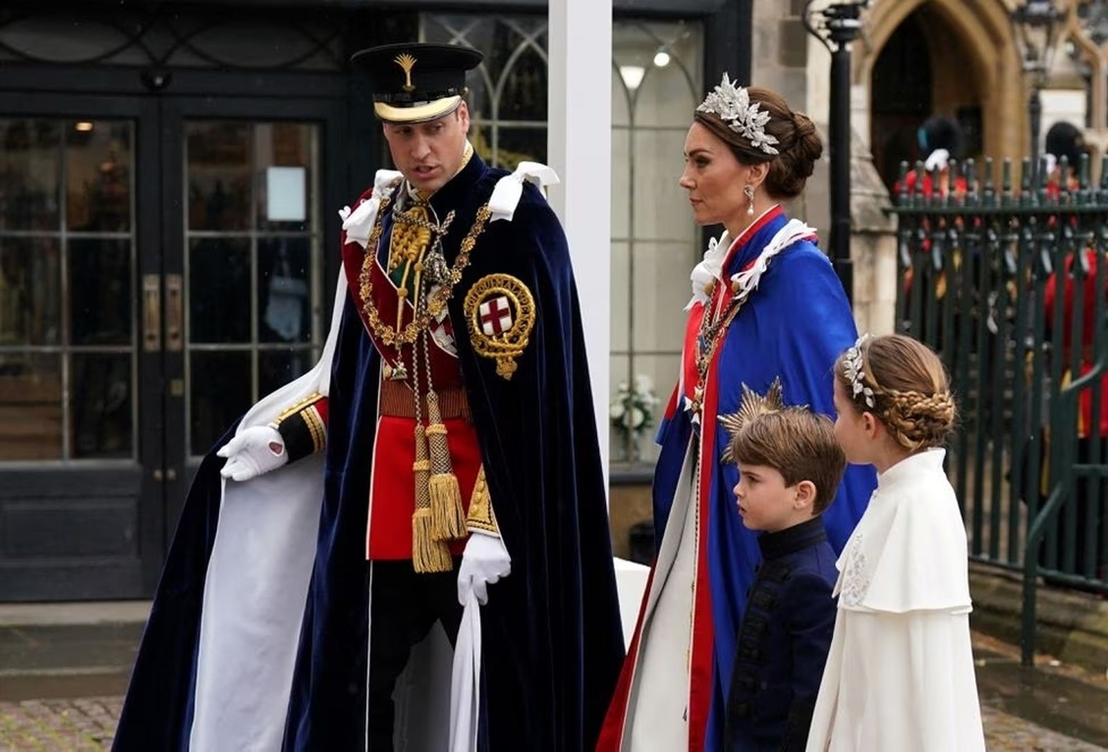 Los príncipes de Gales, Guillermo y Kate, junto a sus dos hijos.