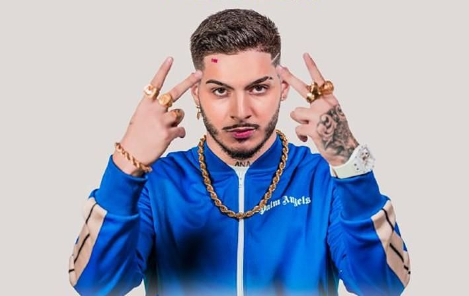 RVFV: afael Ruiz Amador, más conocido por su nombre artístico RVFV, es un cantautor español. Creció en el barrio de Pescadería. Aunque debutó en la música en 2017, saltó a la fama en 2019 con su hit 'Prendío', que tuvo millones de visualizaciones y se hizo con el disco de platino. Dos meses más tarde publicó 'Mirándote', convirtiéndose en un éxito en Youtube. En 2022, RVFV lanzó su álbum debut, 'Nastu' con quince sencillos. En 2024, RVFV lanzó su segundo álbum, titulado ‘El tiburón’ con veinte sencillos y con colaboraciones de otros artistas como Lola Índigo y David Bisbal.