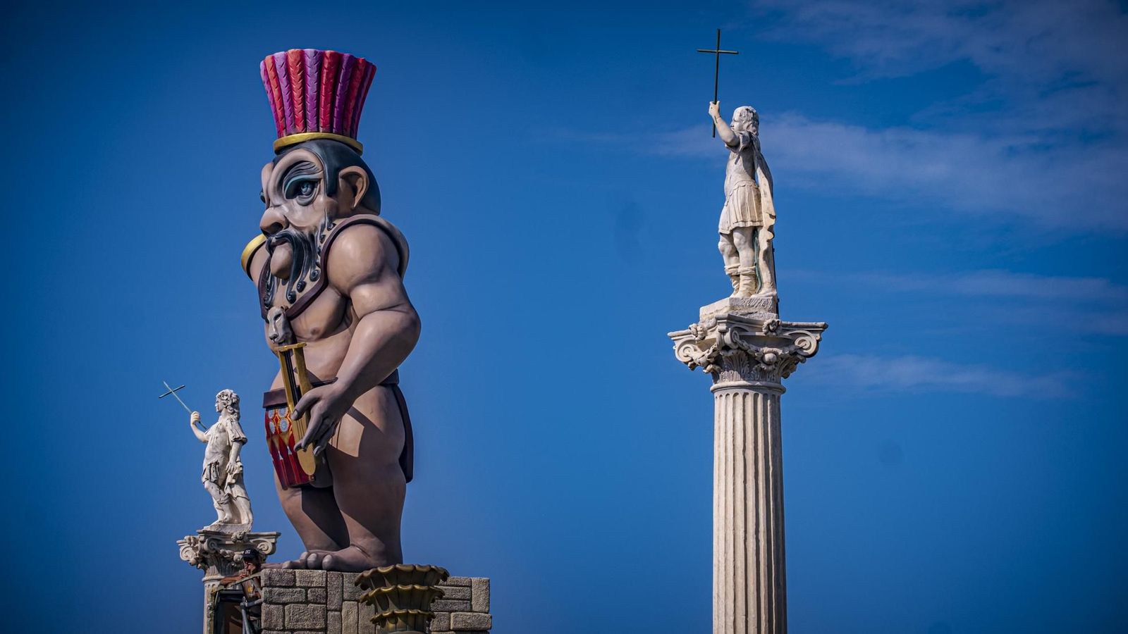 Montaje del monumento fenicio en las Puertas de Tierra realizado por el artista Alejandro Santaeulalia.