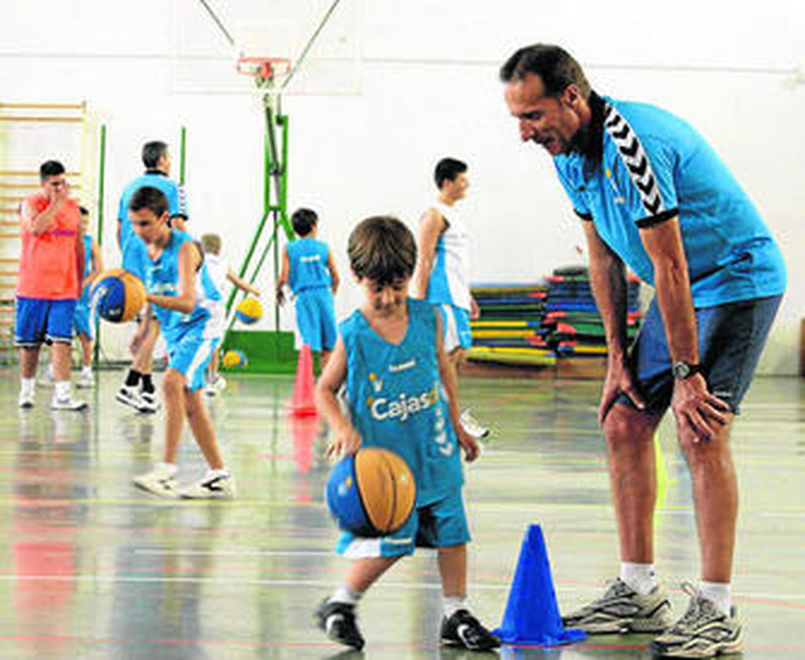 Lafuente instruye a un pequeño alumno en una clase reciente.