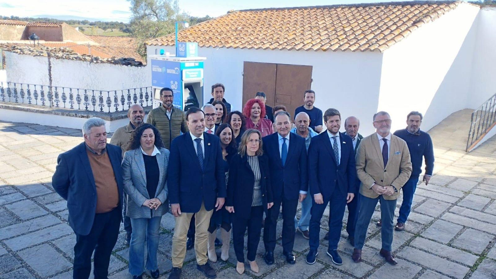 Autoridades en la inauguración del cajero automático en Cumbres de Enmedio.