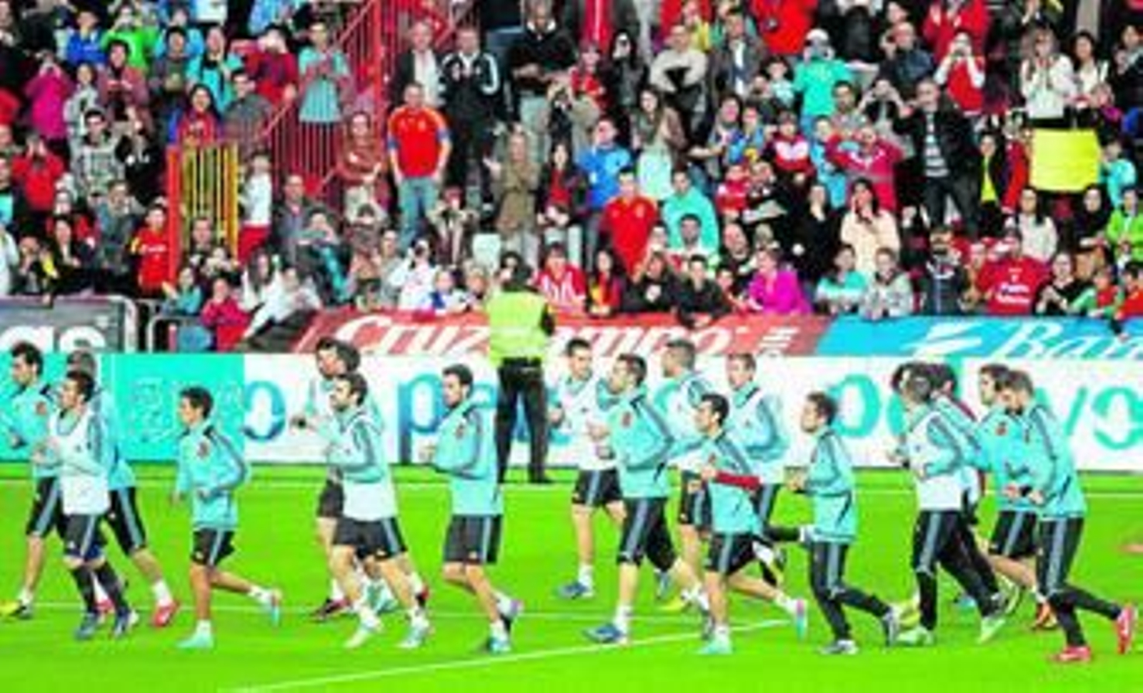 La selección española se ejercita en Gijón con la grada de El Molinón llena de aficionados.