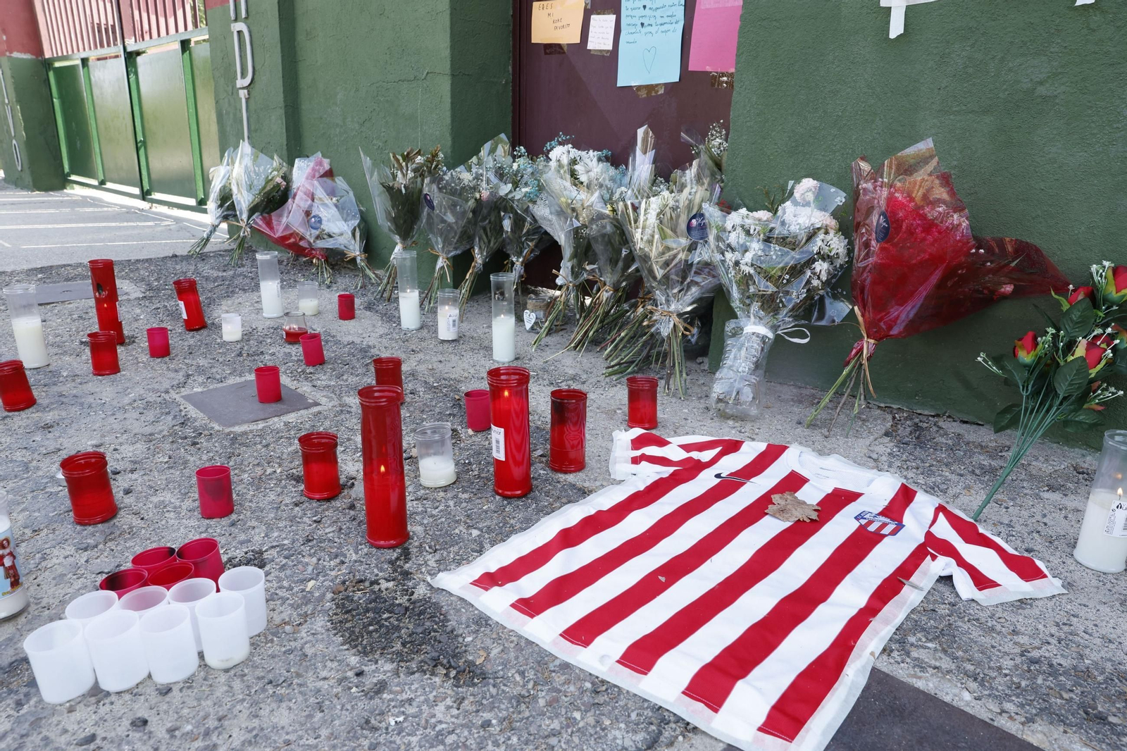 Flores, velas y camisetas en homenaje al niño Mateo, asesinado en Mocejón (Toledo) cuando jugaba al fútbol