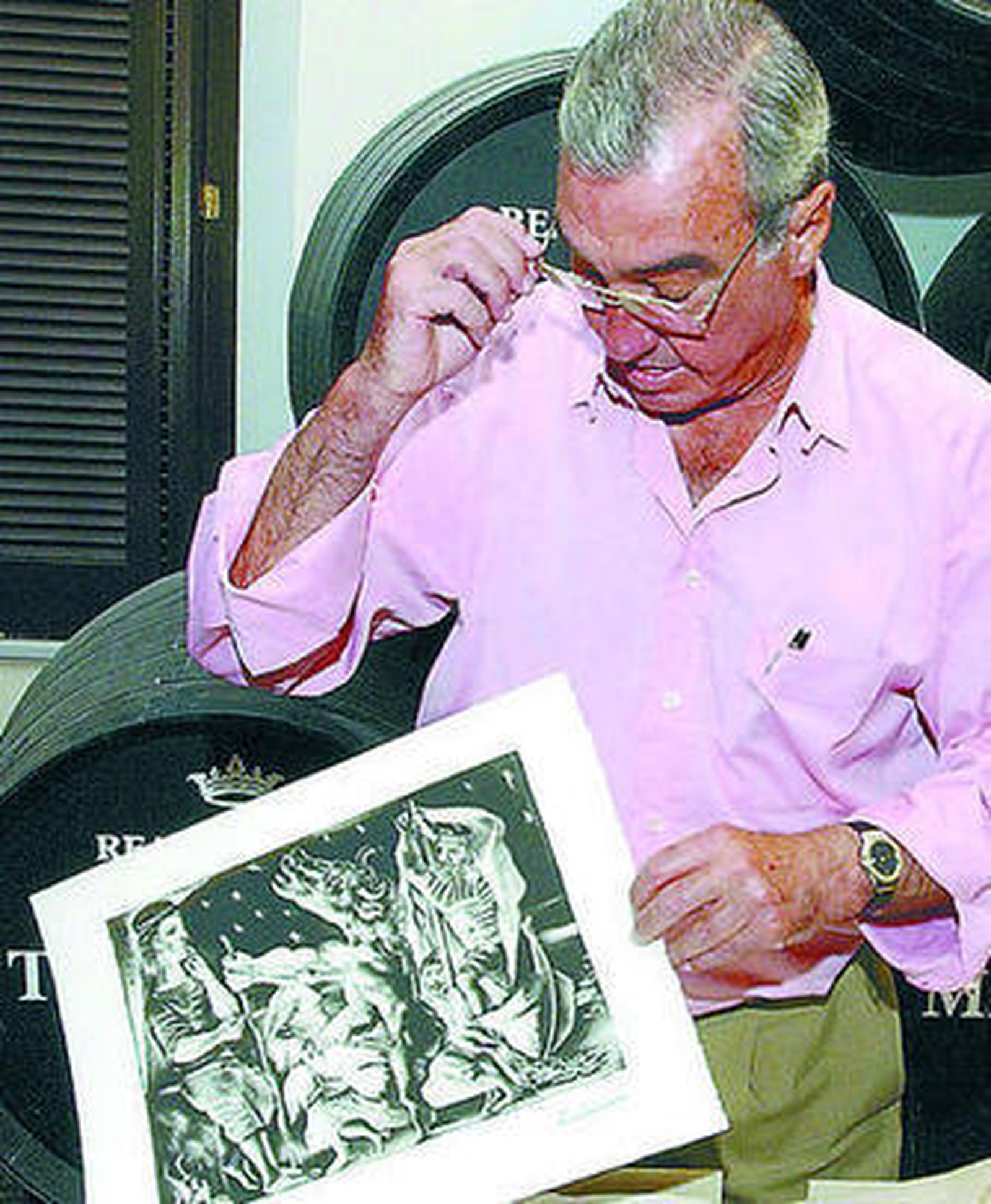 Imagen retrospectiva de José Estévez con parte de la colección Suite Vollard de Picasso.