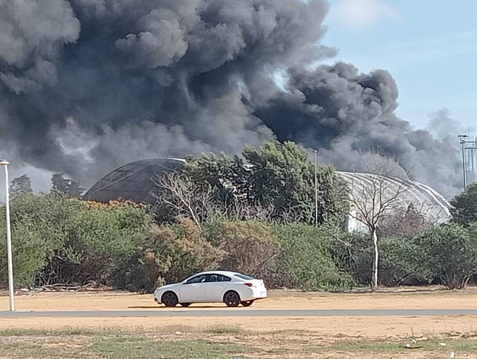 Nube de humo negro en las inmediaciones de la nave