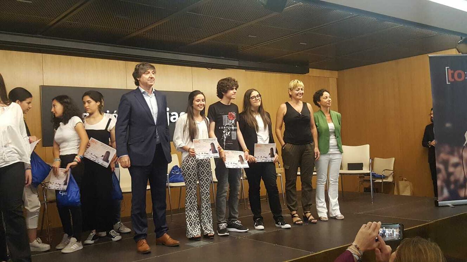 Los alumnos ganadores, con los miembros del jurado