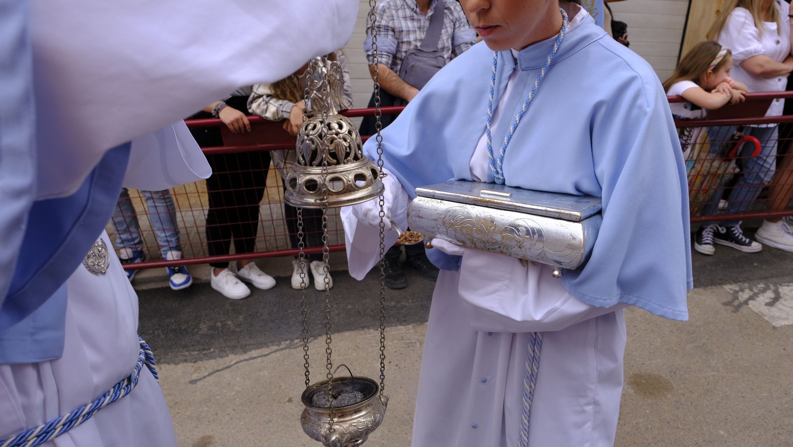 La Procesión de Los Ángeles de sobrepuso a la lluvia, en imágenes