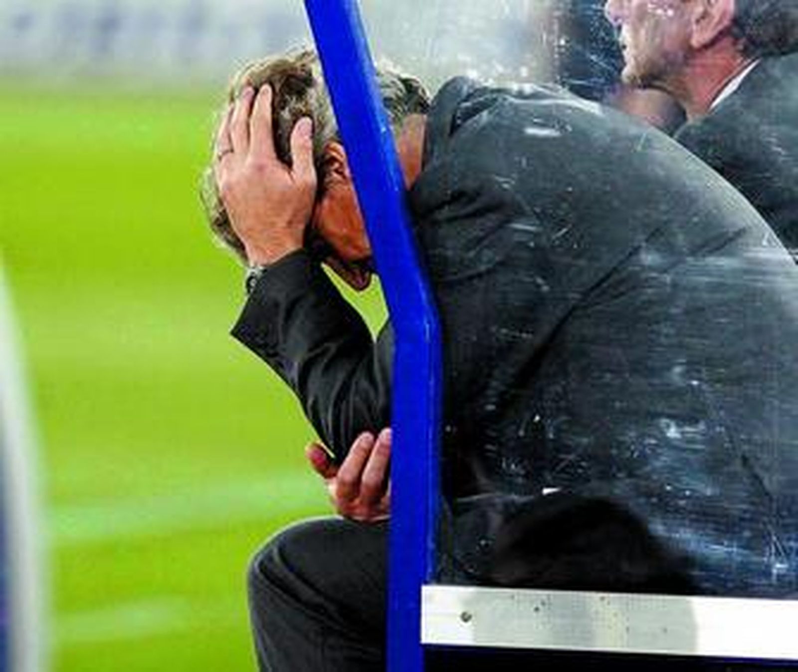 Pellegrini se muestra abatido en la recta final del partido en Almería.