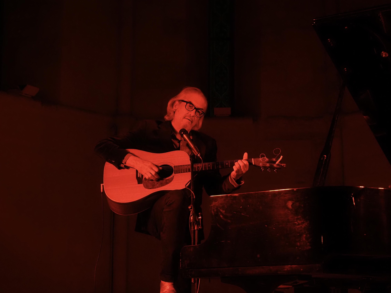 Las fotografías del concierto de Howe Gelb en la Iglesia de la Magdalena de Córdoba