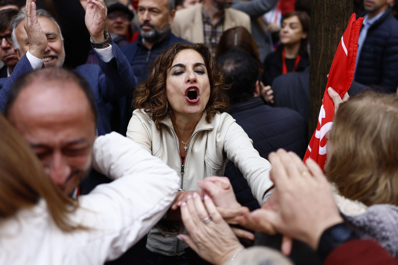 Concentración en Ferraz en apoyo a Sánchez