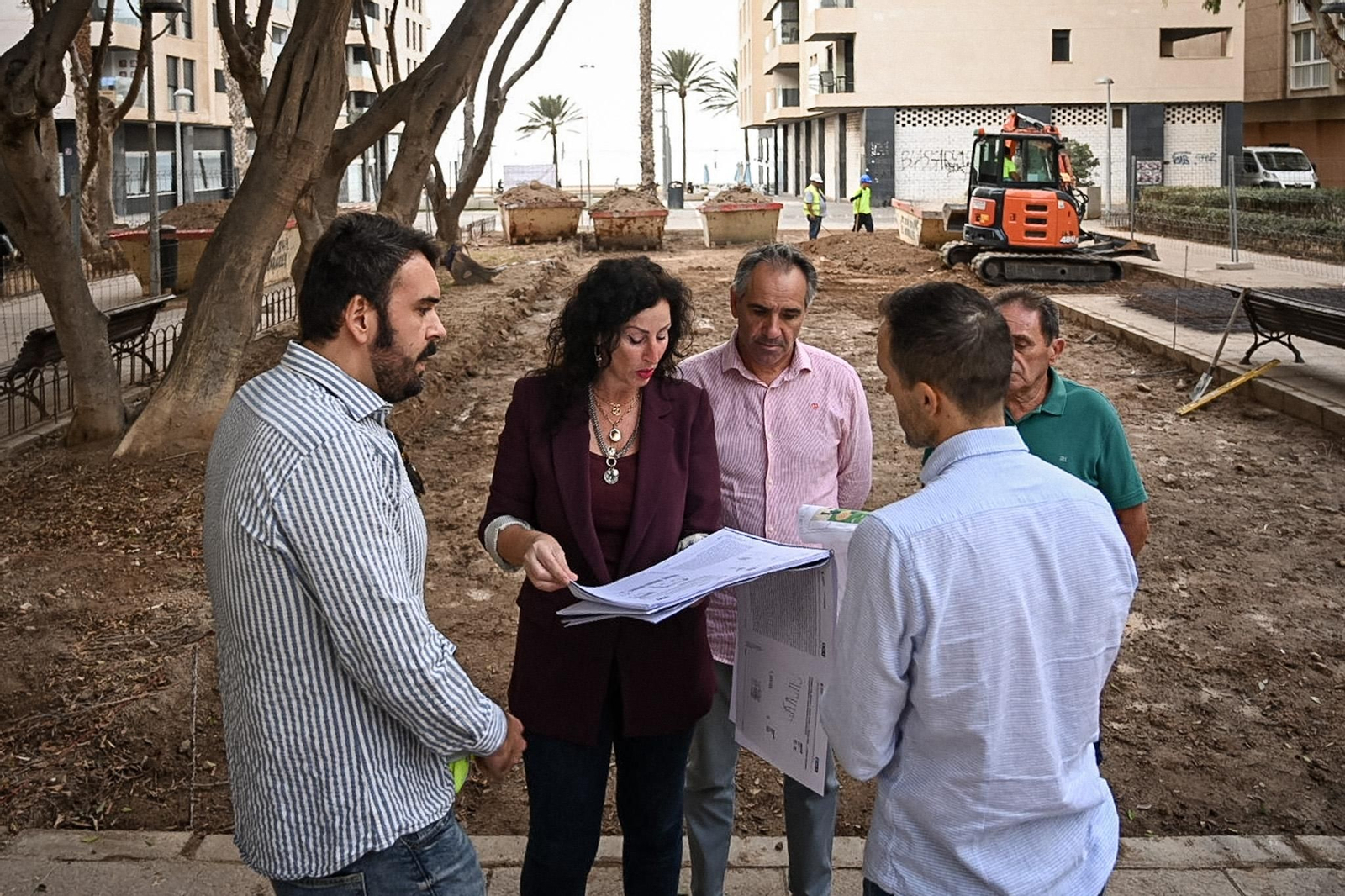 La alcaldesa durante la visita a las obras en El Zapillo.