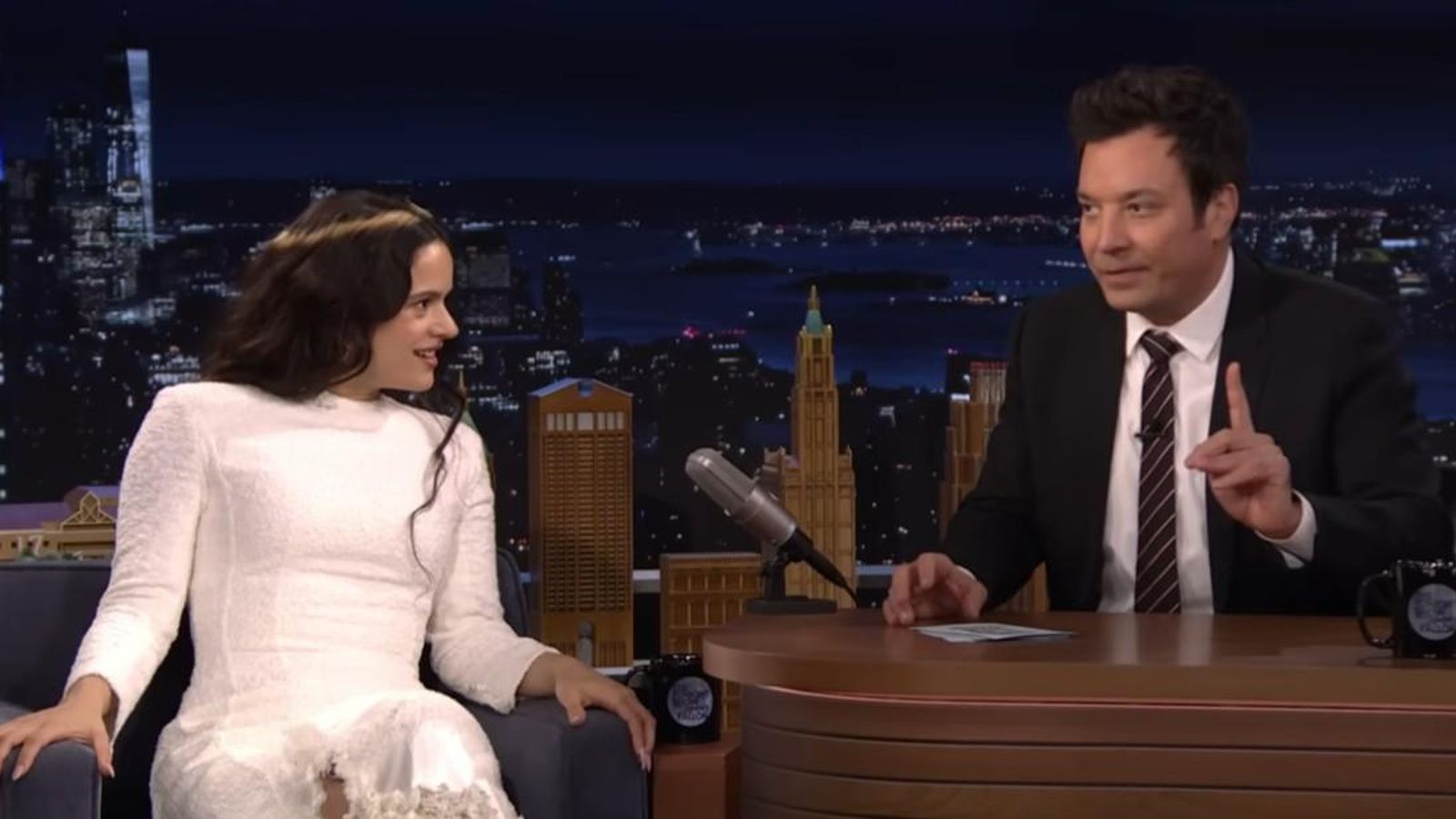 Un instante de Rosalía en The Tonight Show, el programa de Jimmy Fallon.