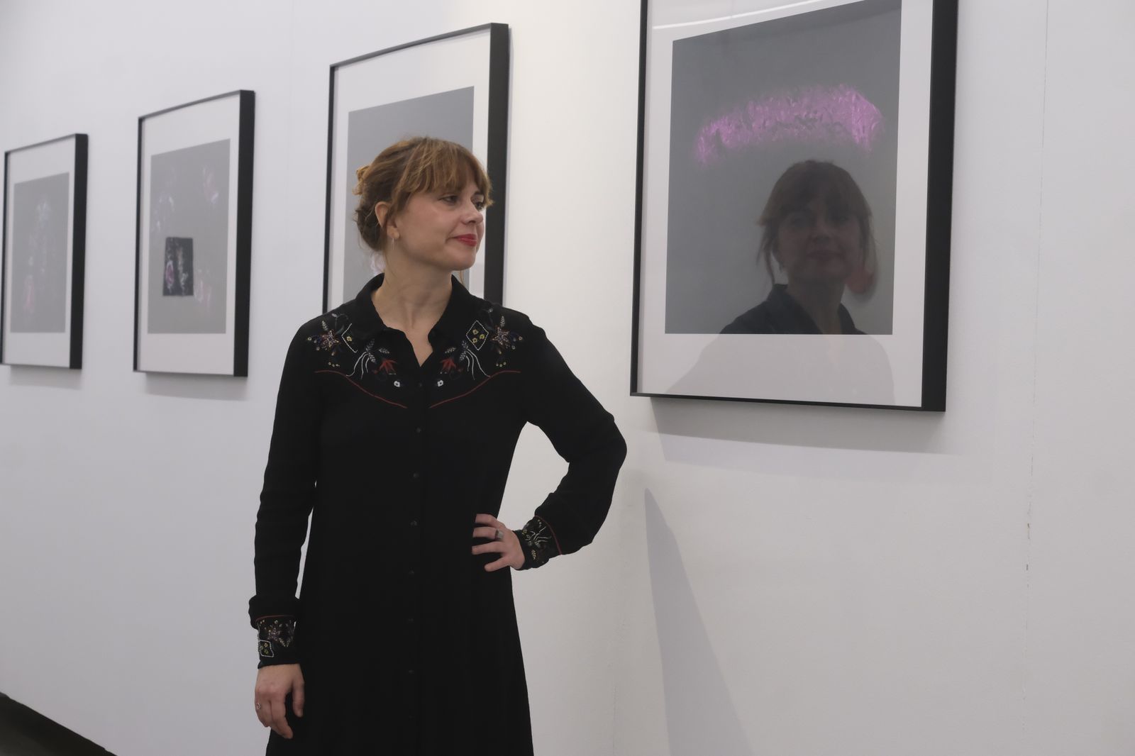 La artista malagueña Alba Blanco en la inauguración de la exposición 'Mise en Abyme'.