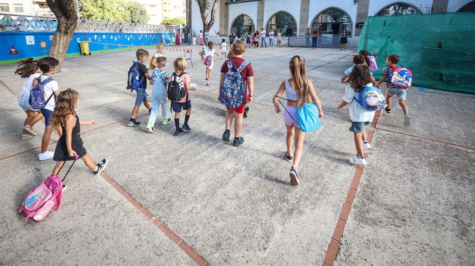 Varios alumnos, accediendo a un centro educativo.