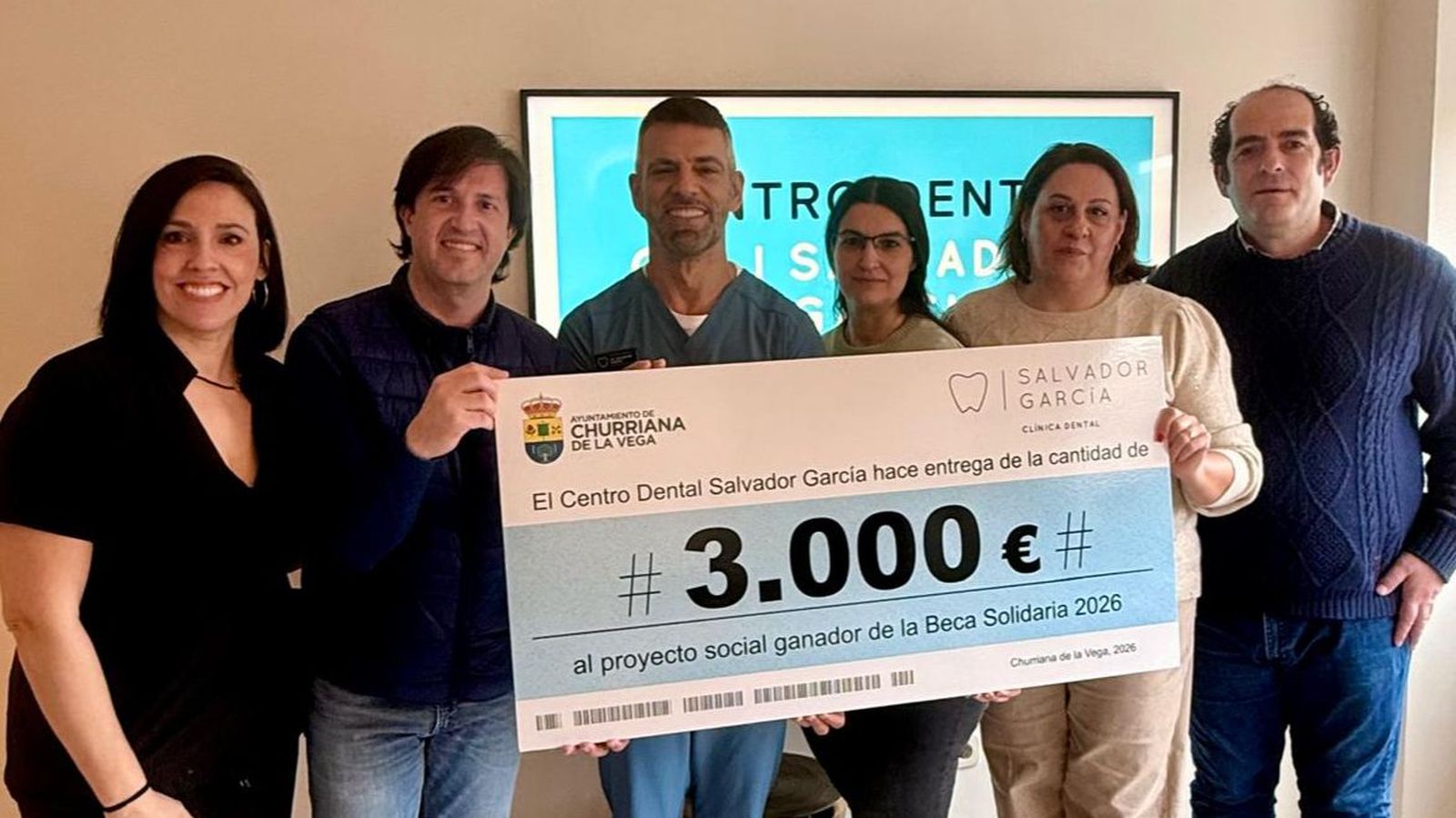 Salvador García, en el centro, junto al alcade de Churriana y representantes del AMPA y miemtros y parte del equipo de la clínica.