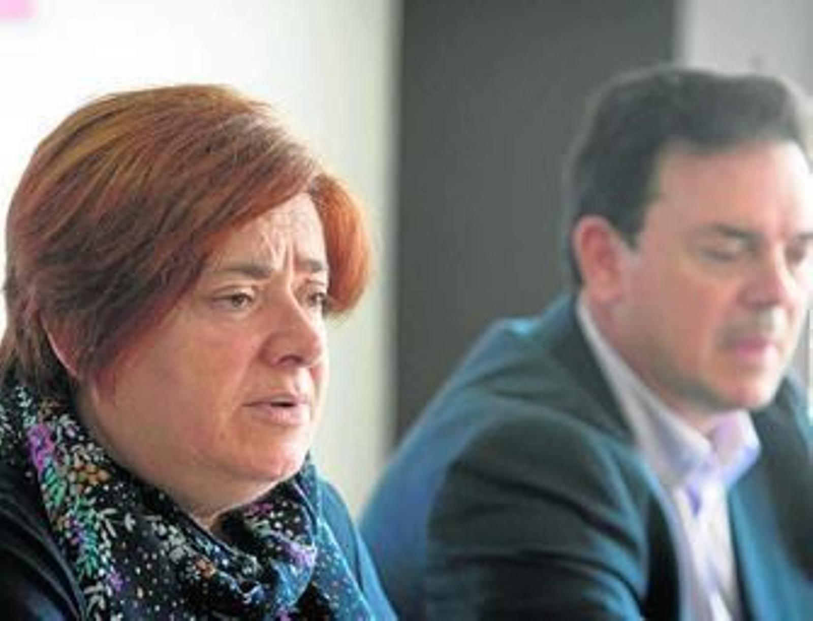 Cándida Verdier y, al fondo, Joaquín Guerrero, ayer tras su comparecencia ante la prensa en el Ayuntamiento.
