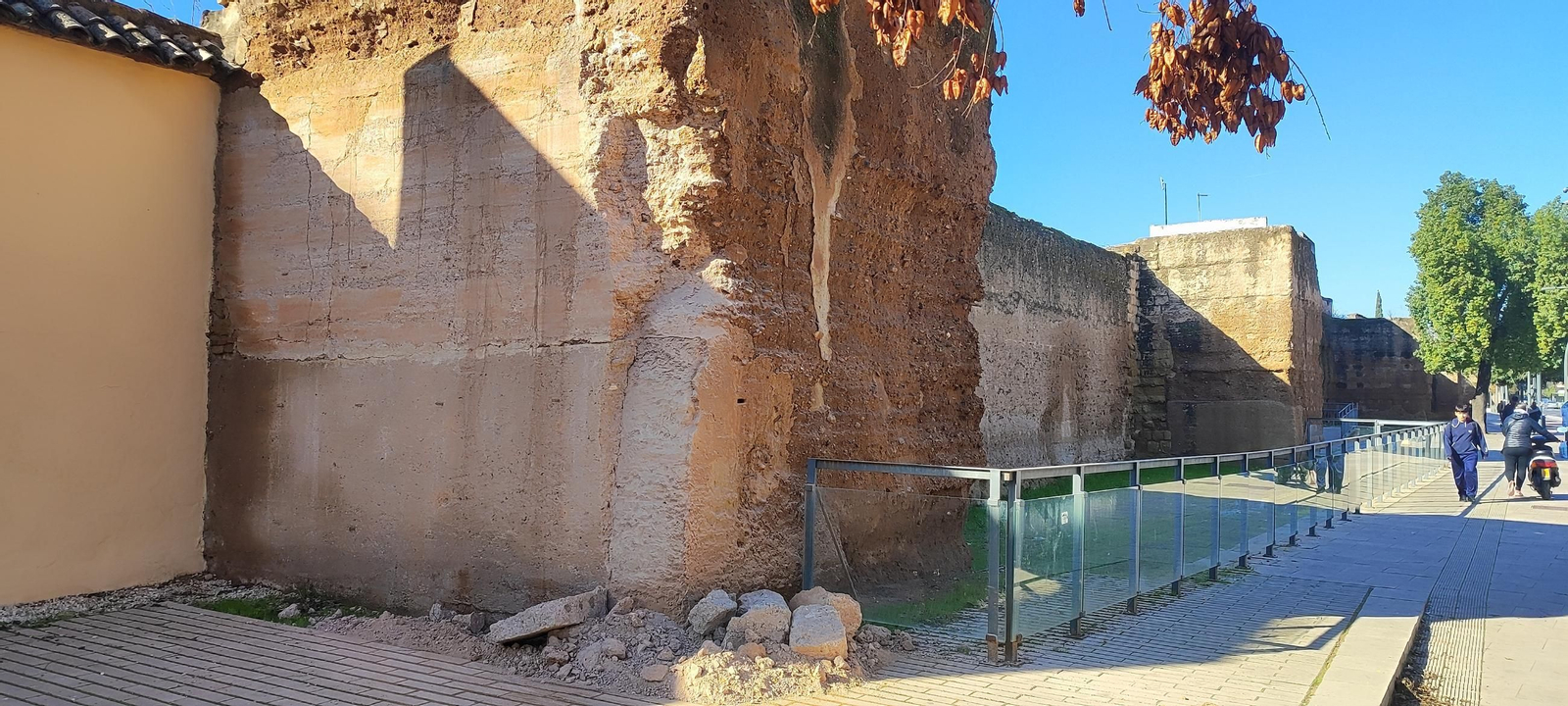 Desprendimiento en la muralla del Marrubial.
