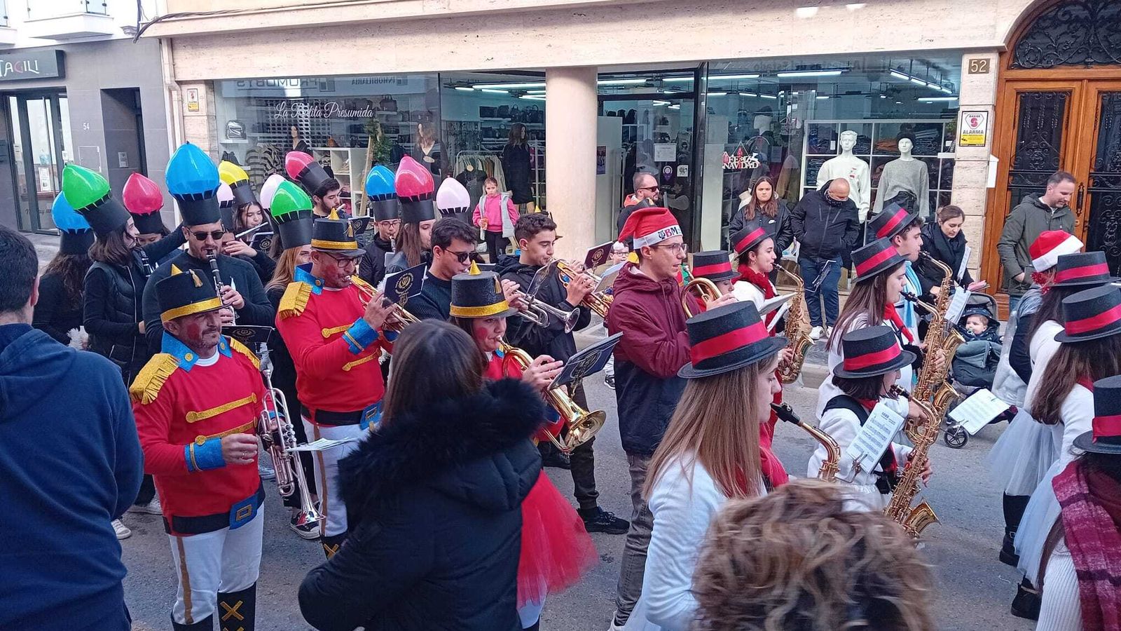 Un pintoresco pasacalles en el que los músicos iban disfrazados con temática navideña