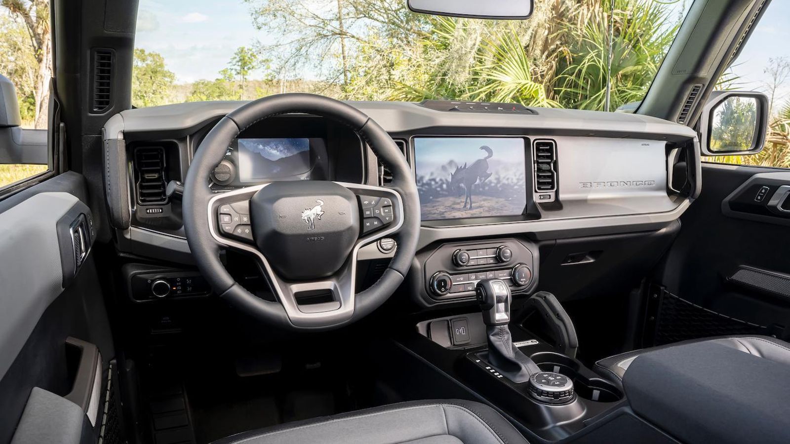 La disposición vertical del salpicadero es semejante a la de la primera generación de este Ford.