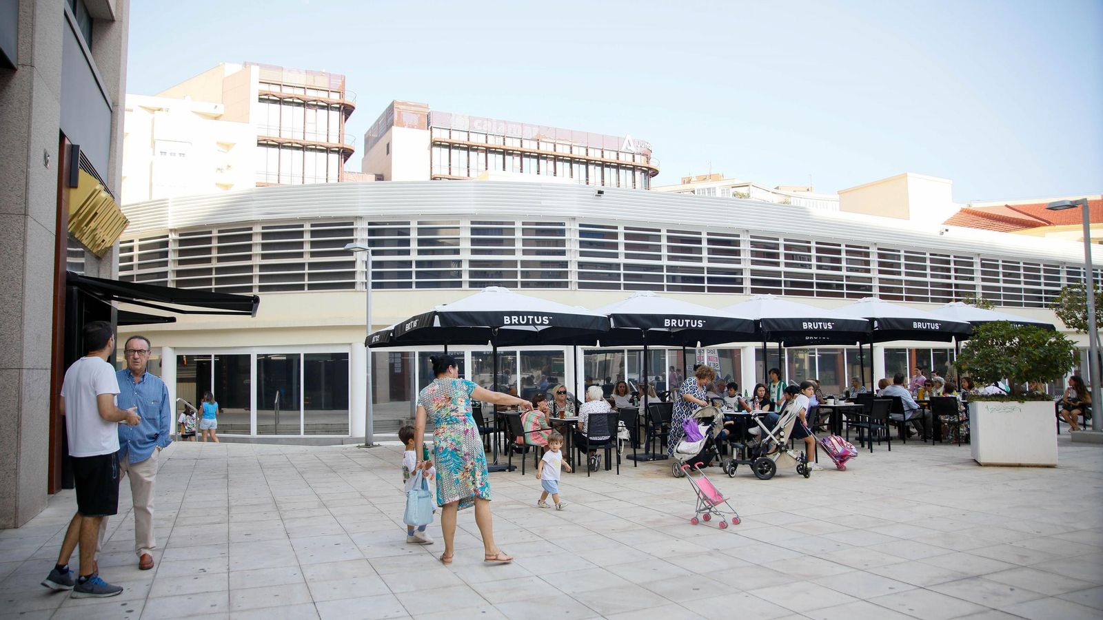 Esta plaza es un templo para los vecinos, un refugio donde hacer su vida. Esta plaza es un templo para los vecinos, un refugio donde hacer su vida.