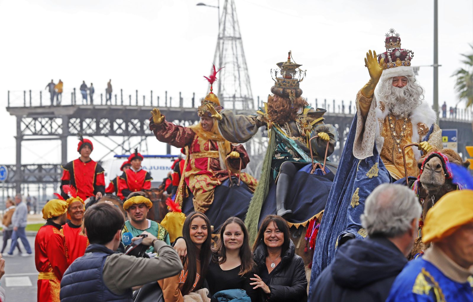 Imágenes de la mágica llegada de los Reyes Magos y la Estrella de la Ilusión a Huelva en barco