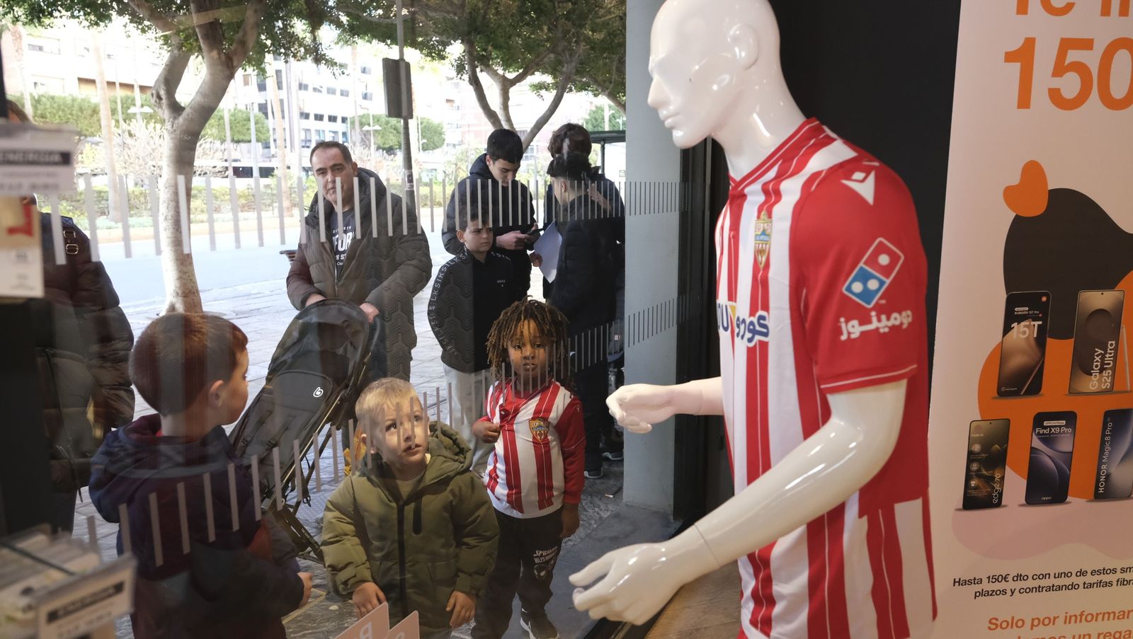Búscate en las fotos de la firma de los jugadores de la U.D. Almería en la tienda Orange