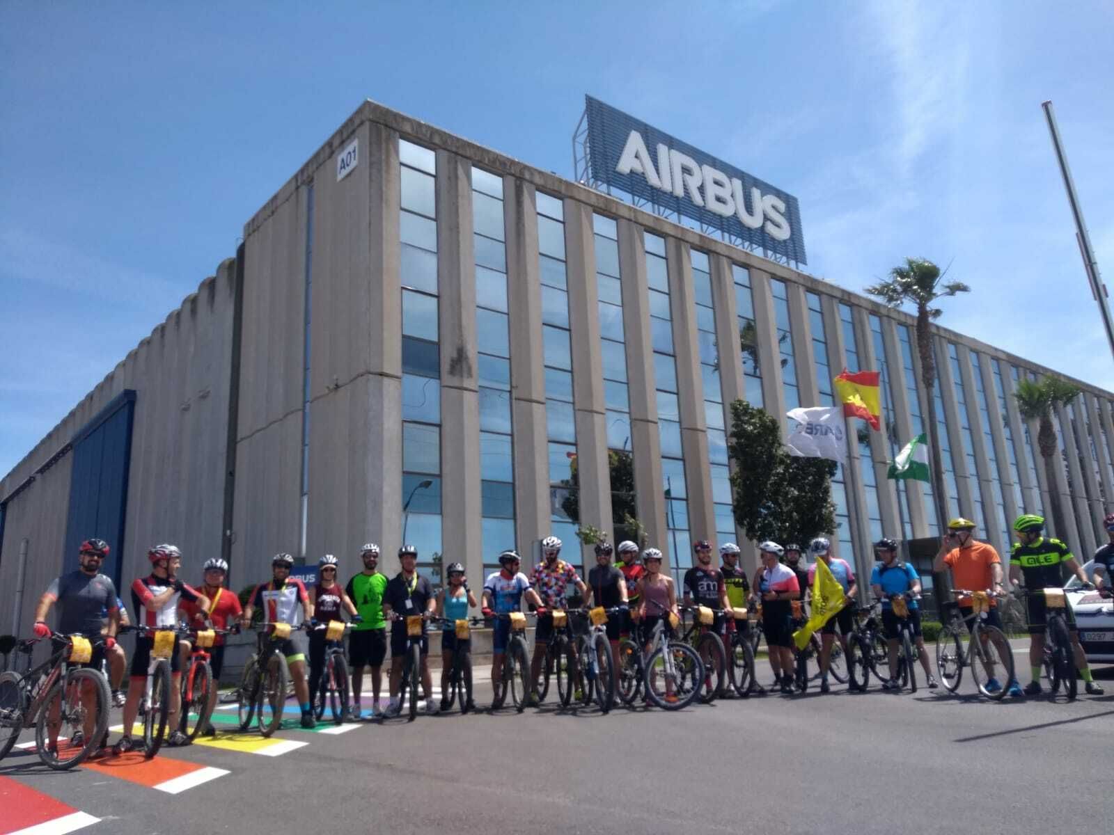 Participantes en el tour solidario antes de partir de Airbus Puerto Real.