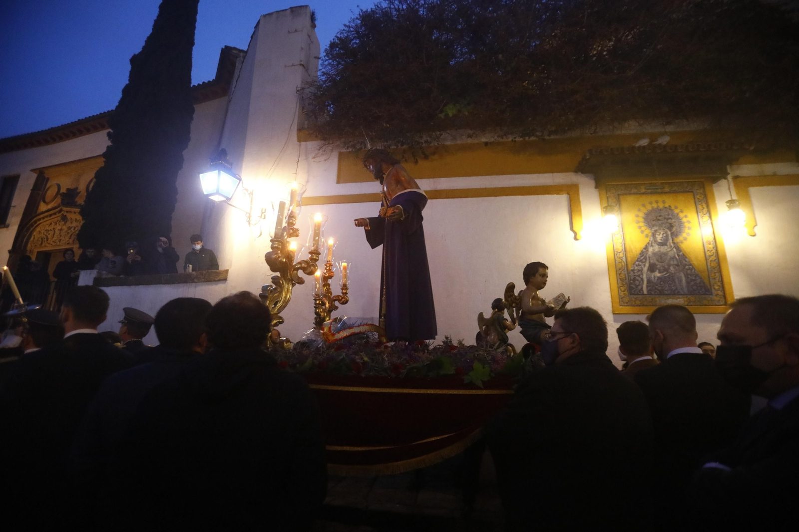 El vía crucis del Señor de la Humildad y Paciencia de Córdoba, en imágenes