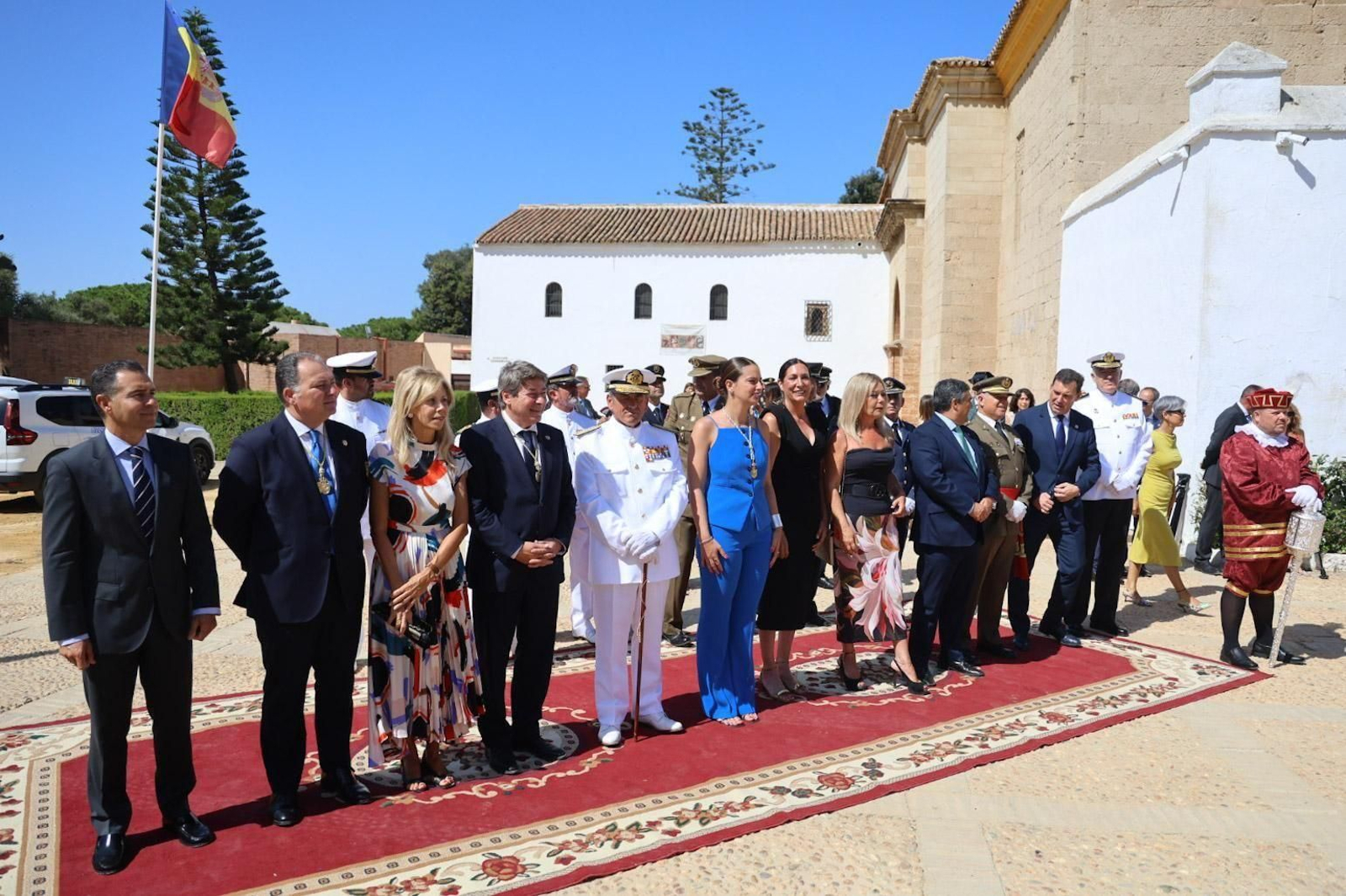 Representantes institucionales durante el izado de la bandera previo a la sesión extraordinaria.